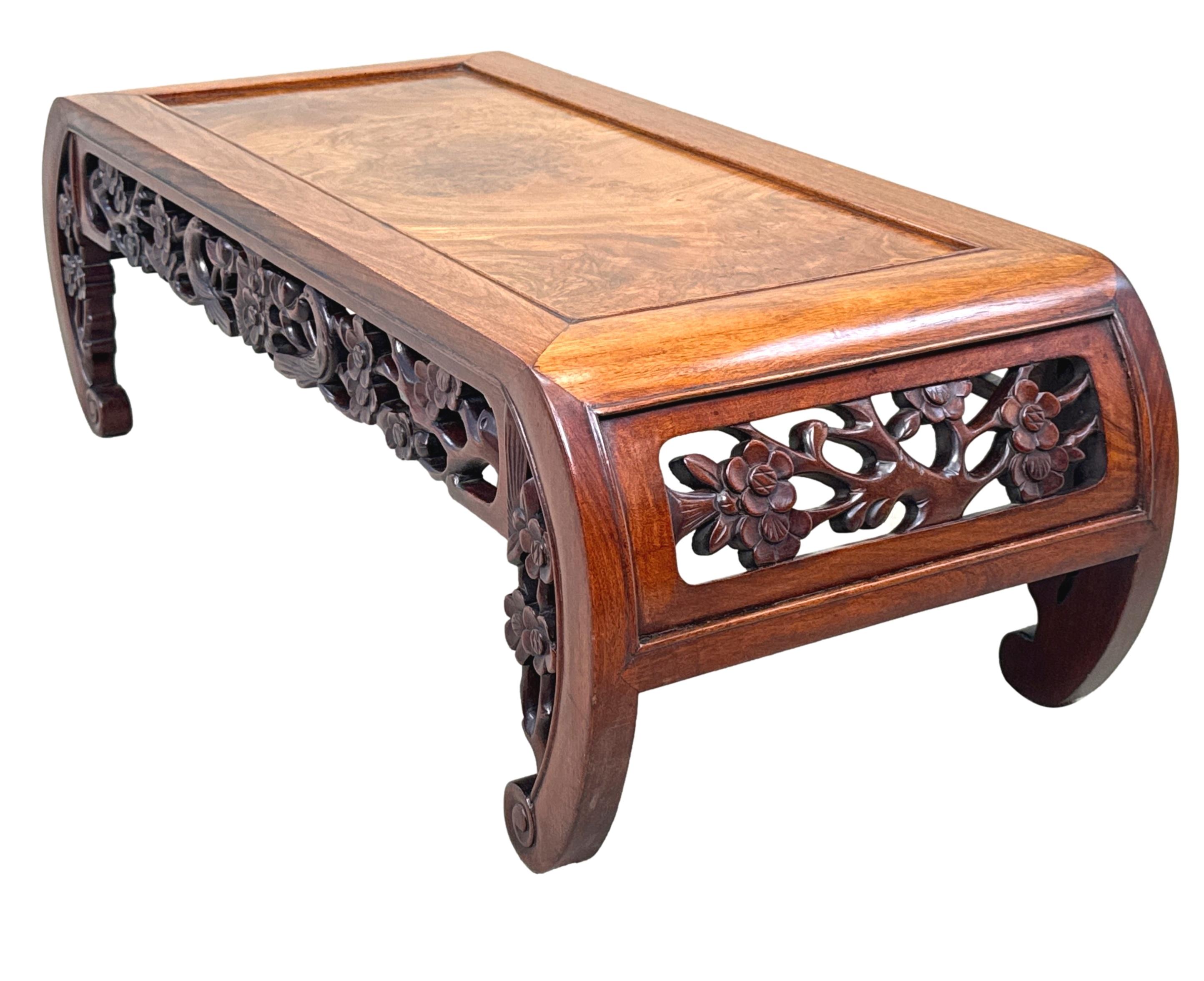 Tavolo da oppio, o tavolino da caffè, in legno duro orientale della fine del XIX secolo, di ottima qualità, con un piano a pannelli splendidamente figurato, sopra un fregio elegantemente intagliato e traforato, affiancato da estremità curve