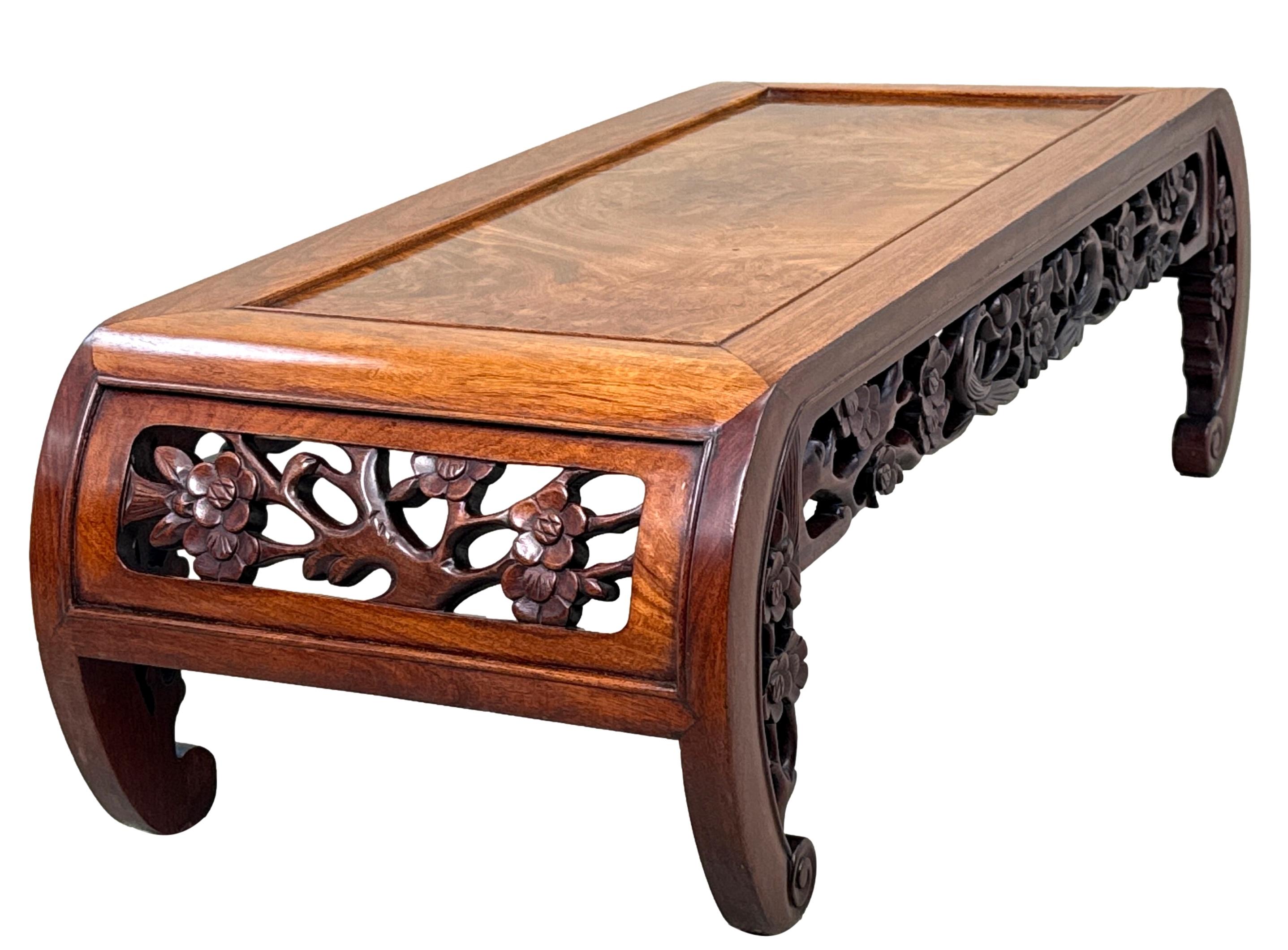 Cinese Tavolino orientale in legno duro del XIX secolo per l'oppio in vendita