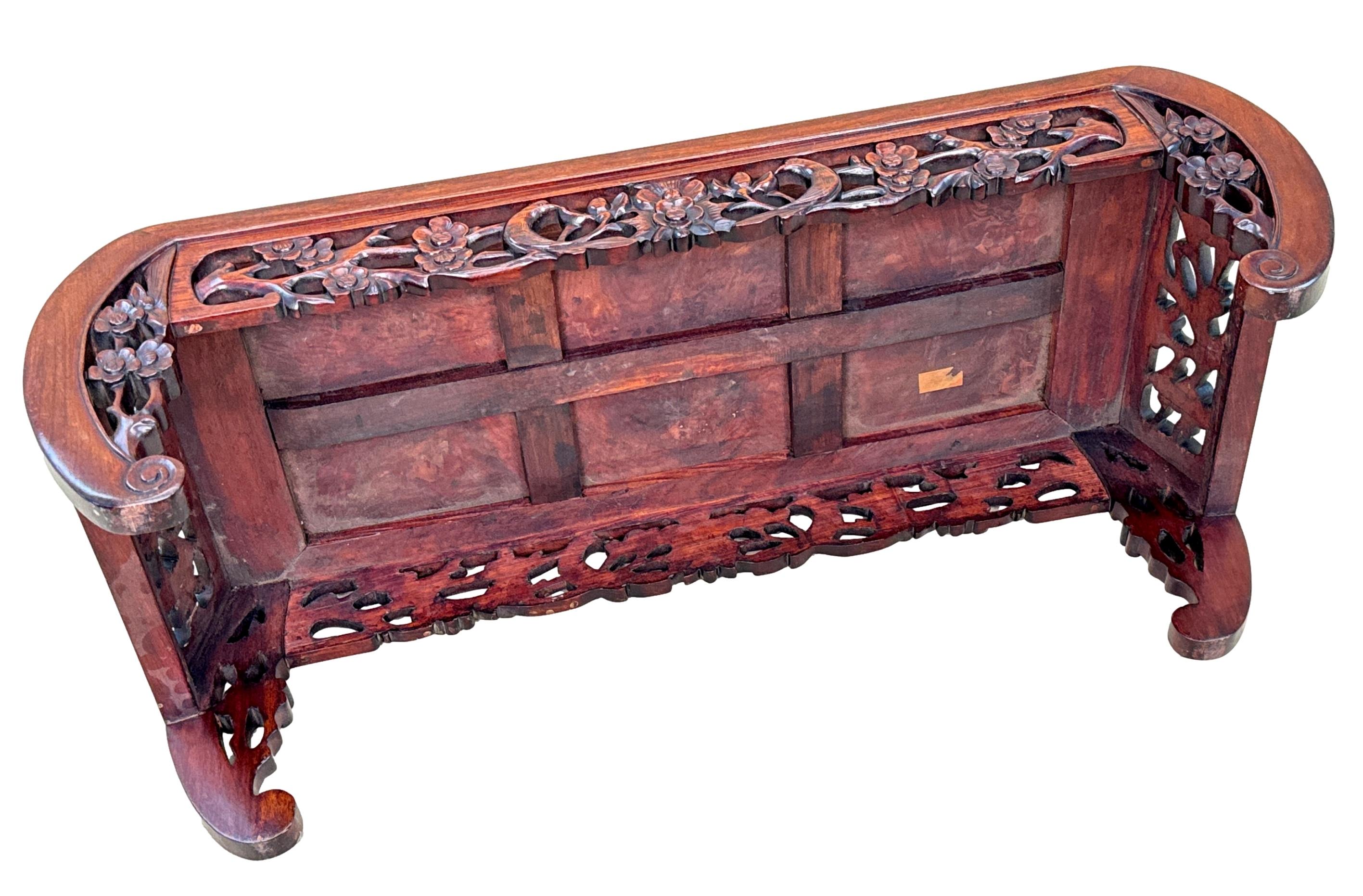Tavolino orientale in legno duro del XIX secolo per l'oppio in vendita 2