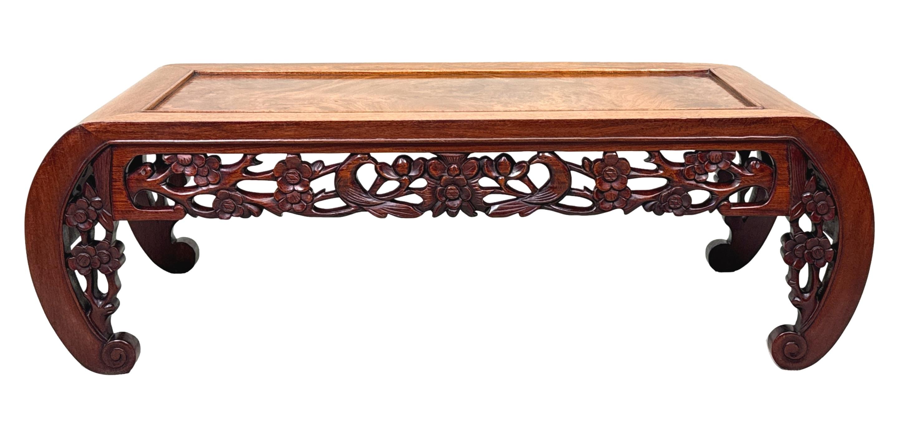 Tavolino orientale in legno duro del XIX secolo per l'oppio in vendita 3