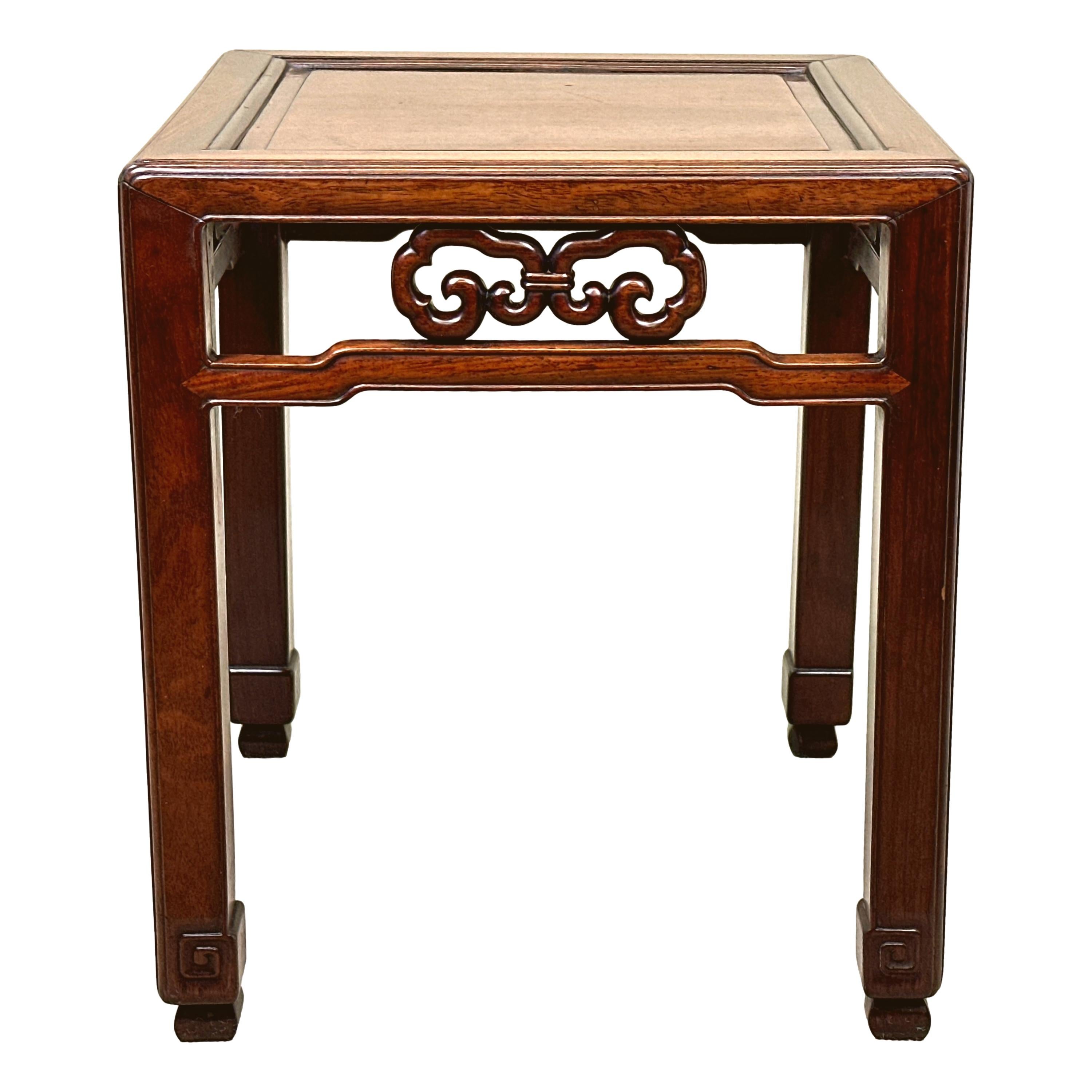 Orientalischer Couchtisch aus Hartholz mit quadratischem Stand im Angebot 4