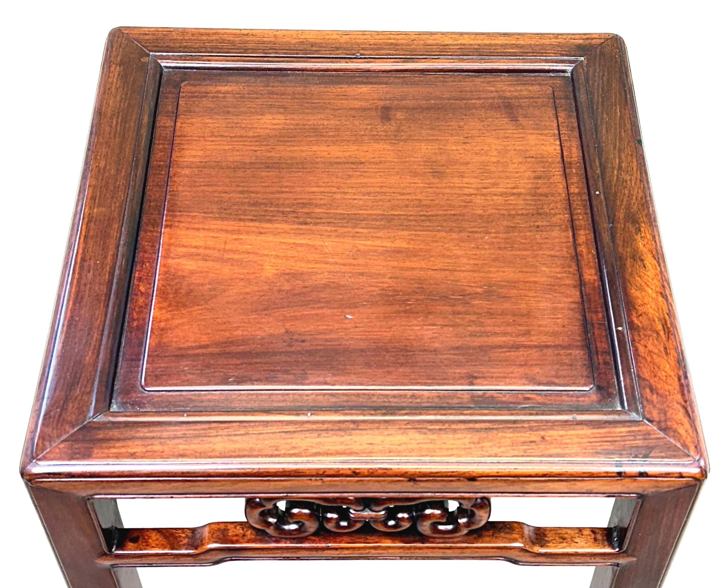 Eine sehr attraktive späten 19. Jahrhundert, orientalischen Hartholz, Chinesisch Export, quadratische Couchtisch, oder Topf Stand, mit getäfelten hölzernen Top über elegante Fries mit durchbohrt und geschnitzt Dekoration, auf quadratischen Beinen