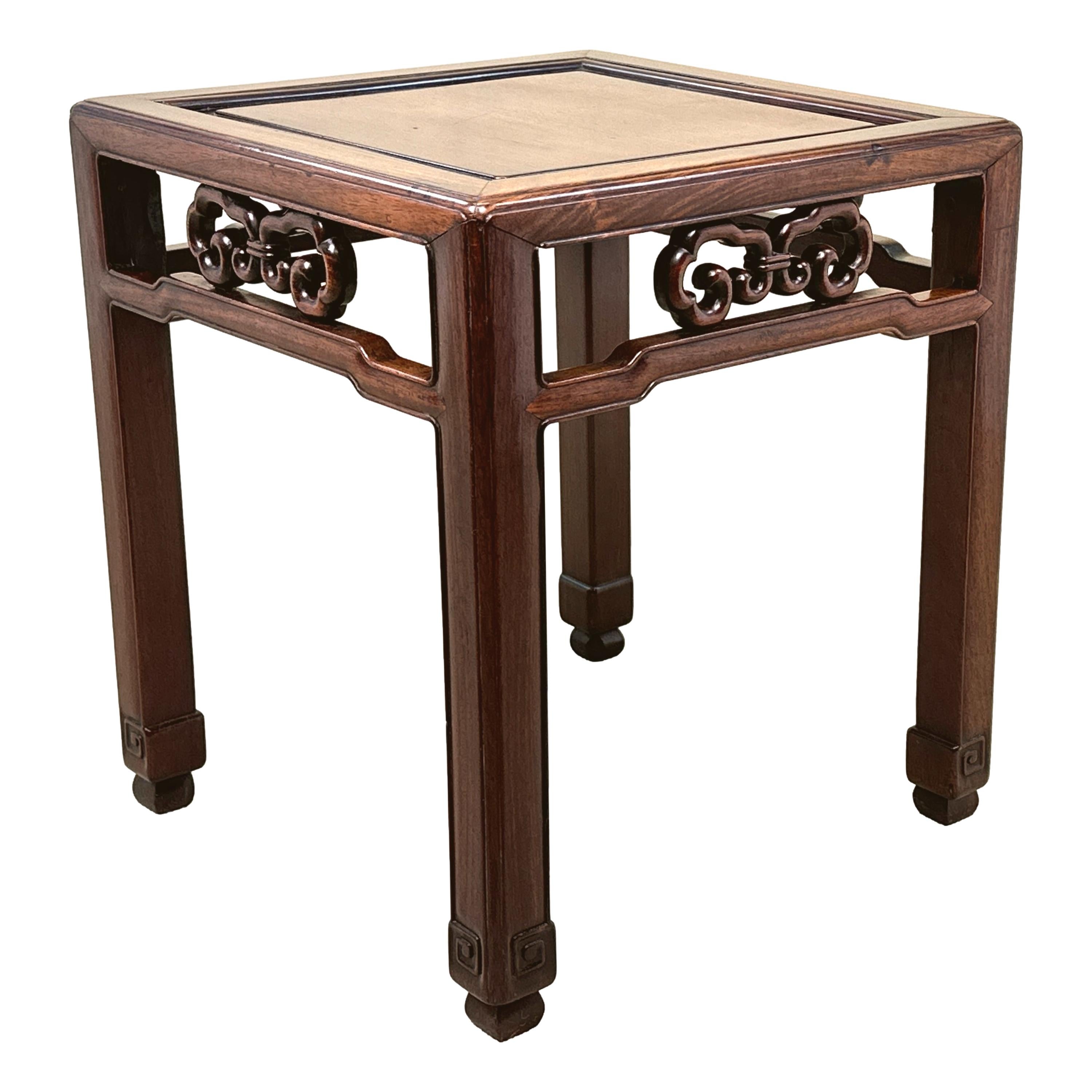 Orientalischer Couchtisch aus Hartholz mit quadratischem Stand (Viktorianisch) im Angebot