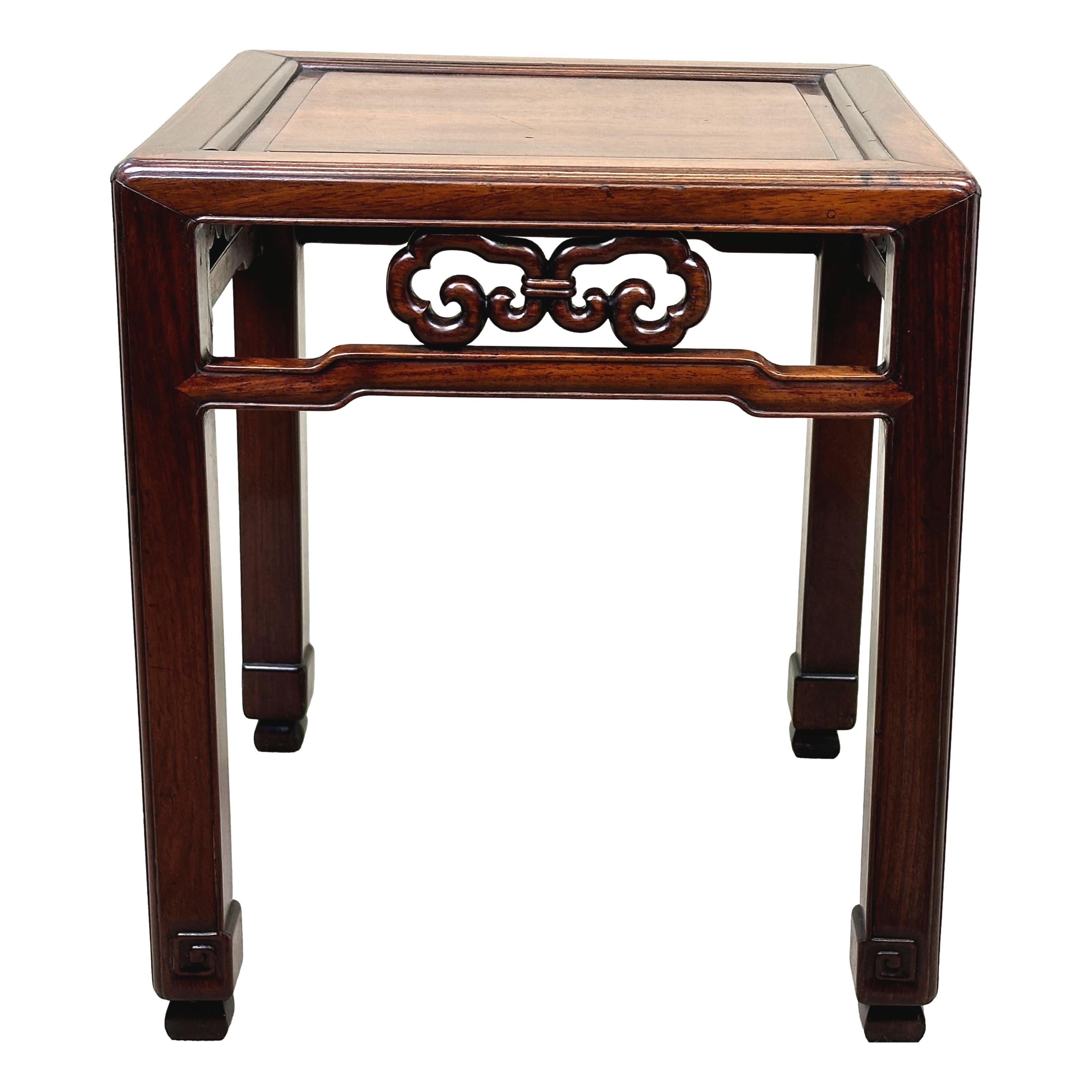 Orientalischer Couchtisch aus Hartholz mit quadratischem Stand (Chinesisch) im Angebot