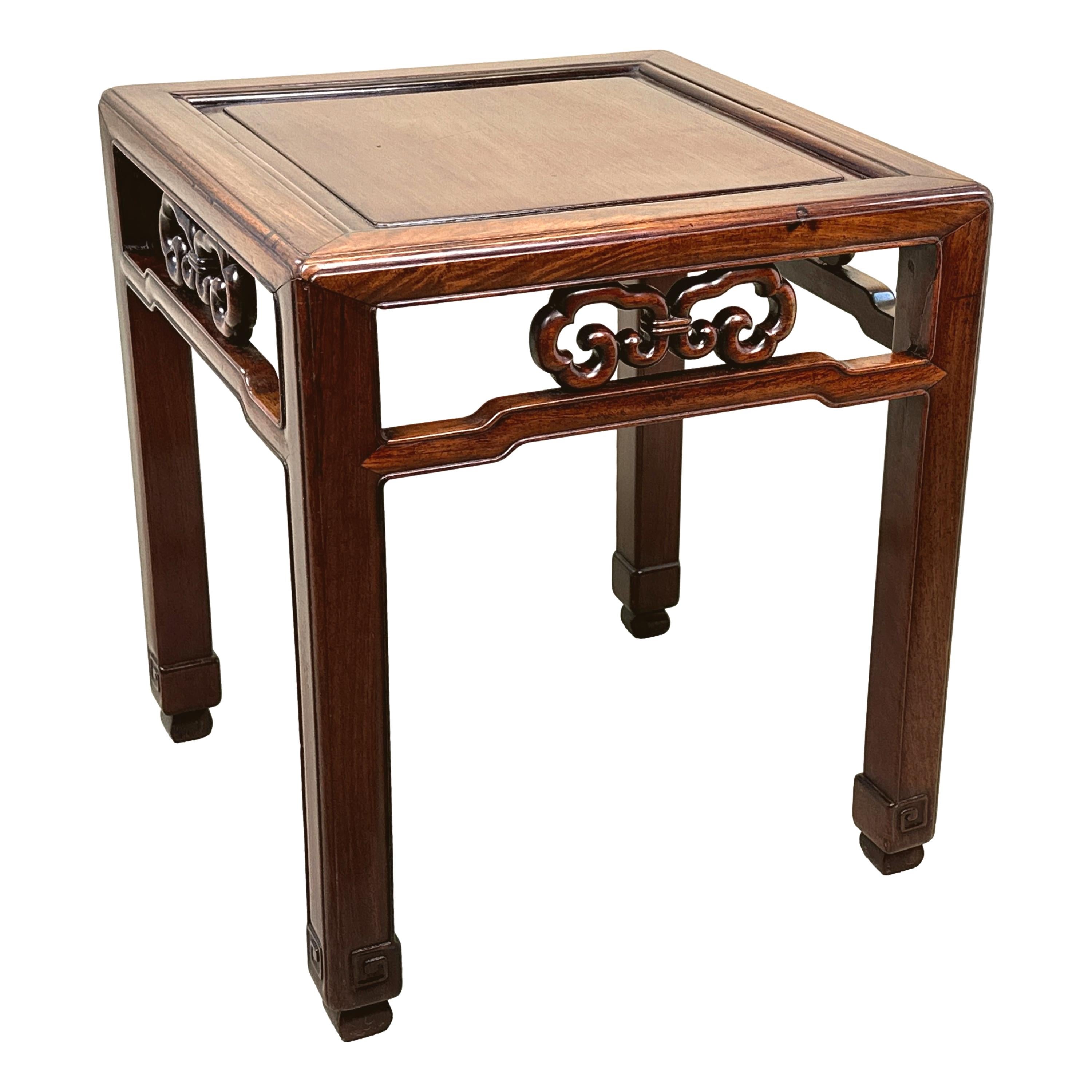 Orientalischer Couchtisch aus Hartholz mit quadratischem Stand (19. Jahrhundert) im Angebot