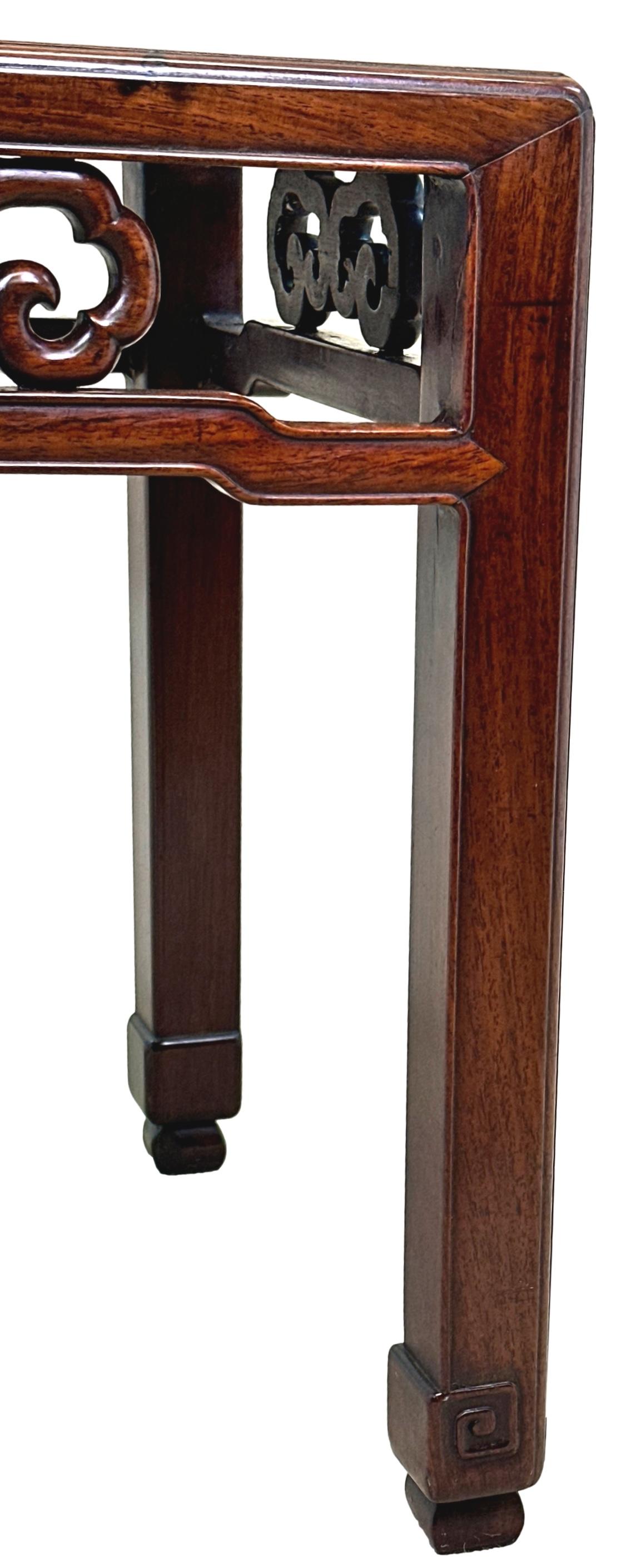 Orientalischer Couchtisch aus Hartholz mit quadratischem Stand im Angebot 2