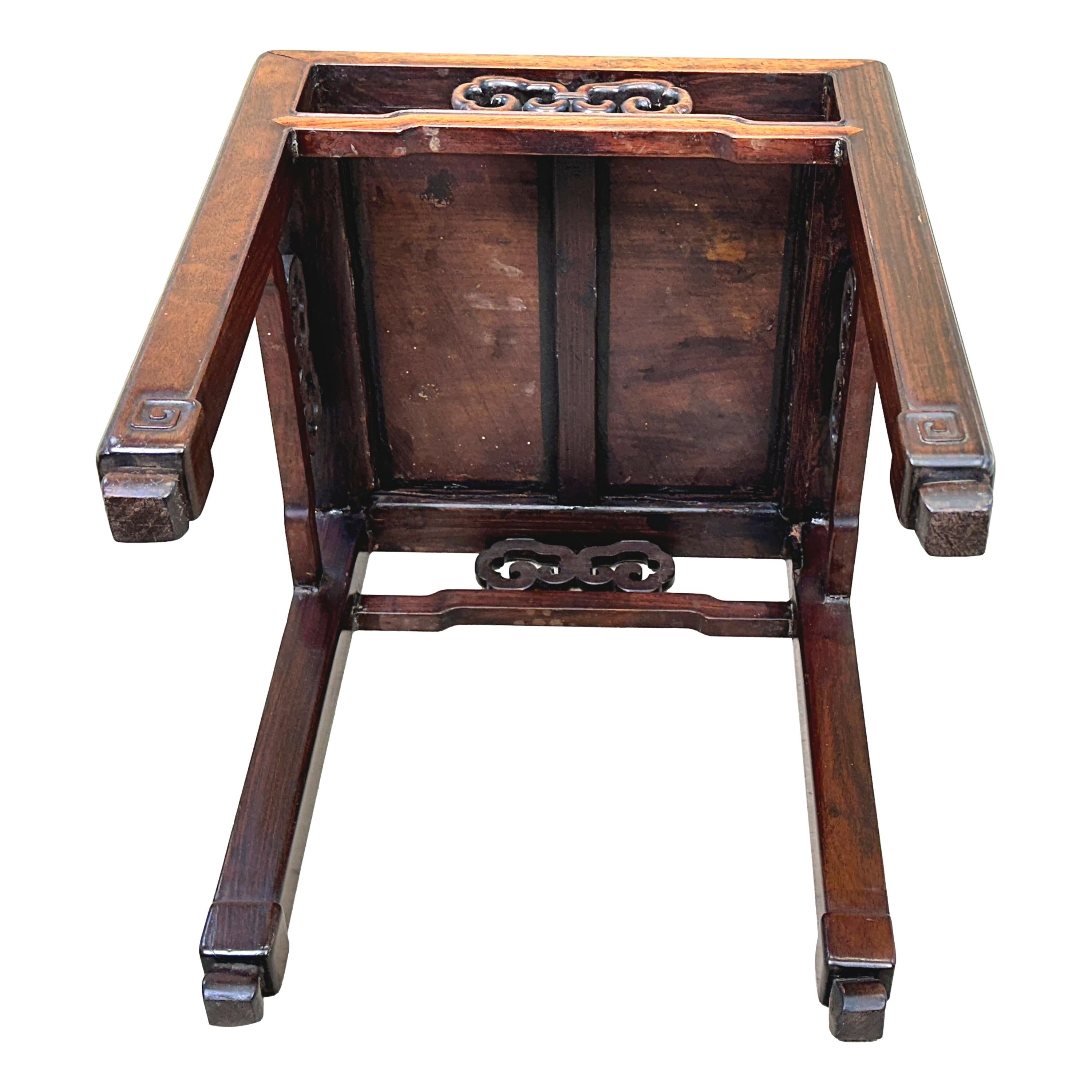 Orientalischer Couchtisch aus Hartholz mit quadratischem Stand im Angebot 3