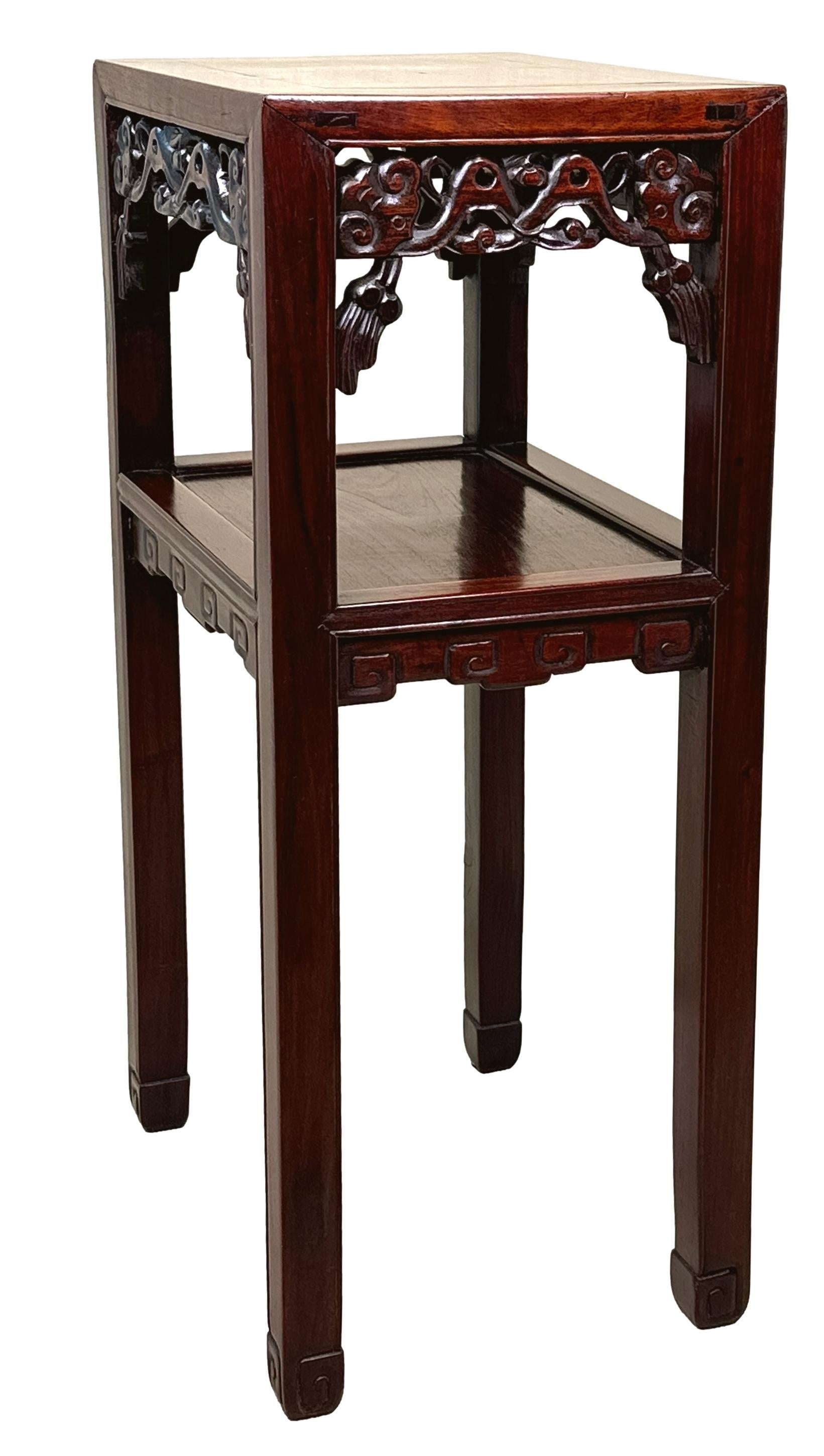 Table de lampe à deux niveaux en bois dur oriental en vente 3