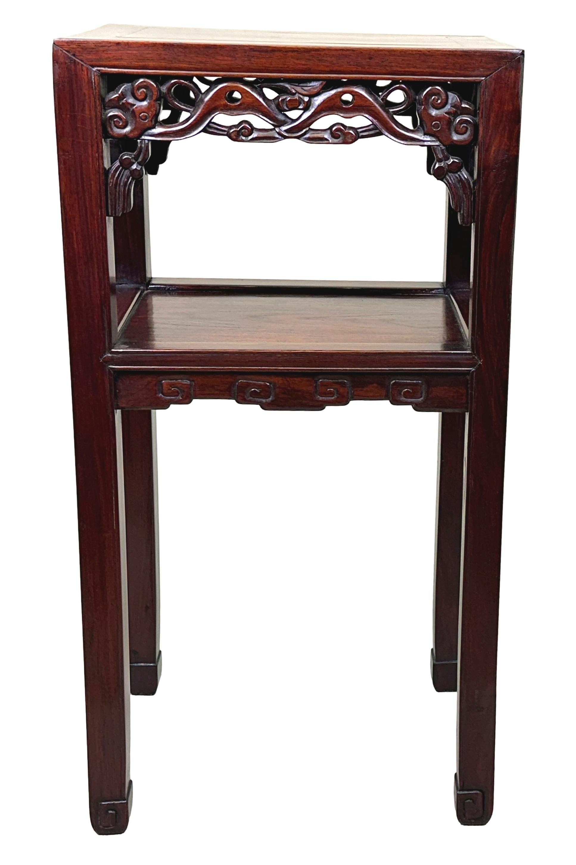 Table de lampe à deux niveaux en bois dur oriental en vente 4