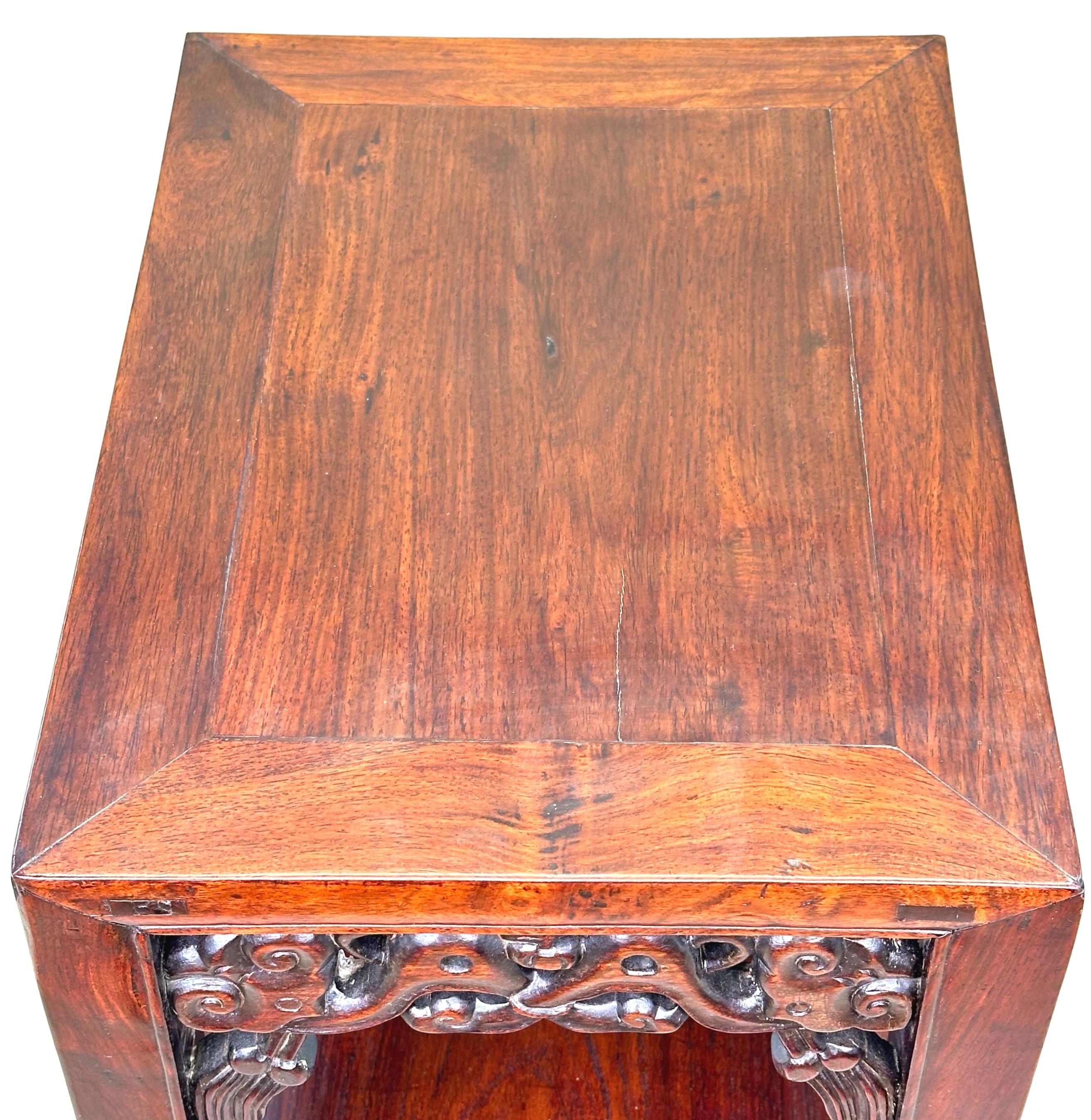 Table de lampe à deux niveaux en bois dur oriental d'exportation chinoise du XIXe siècle, extrêmement attrayante et relativement inhabituelle, conservant une bonne couleur sur l'ensemble, avec une décoration sculptée attrayante, reposant sur des