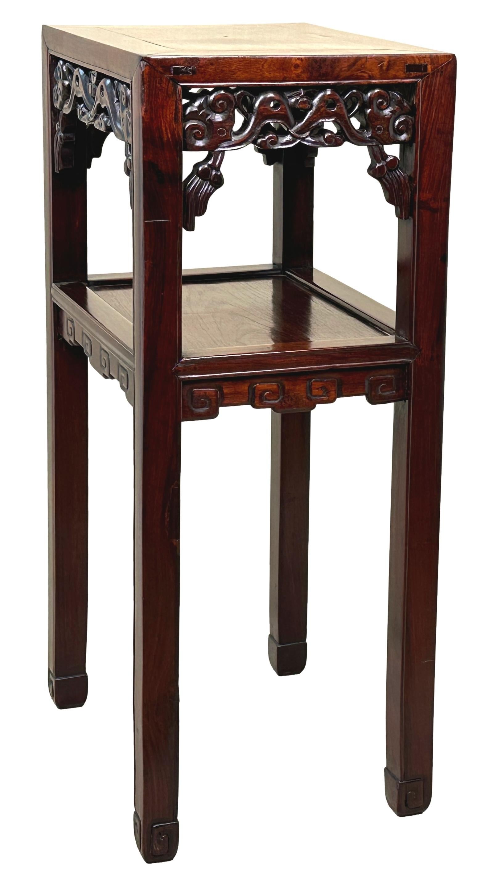 Chinois Table de lampe à deux niveaux en bois dur oriental en vente