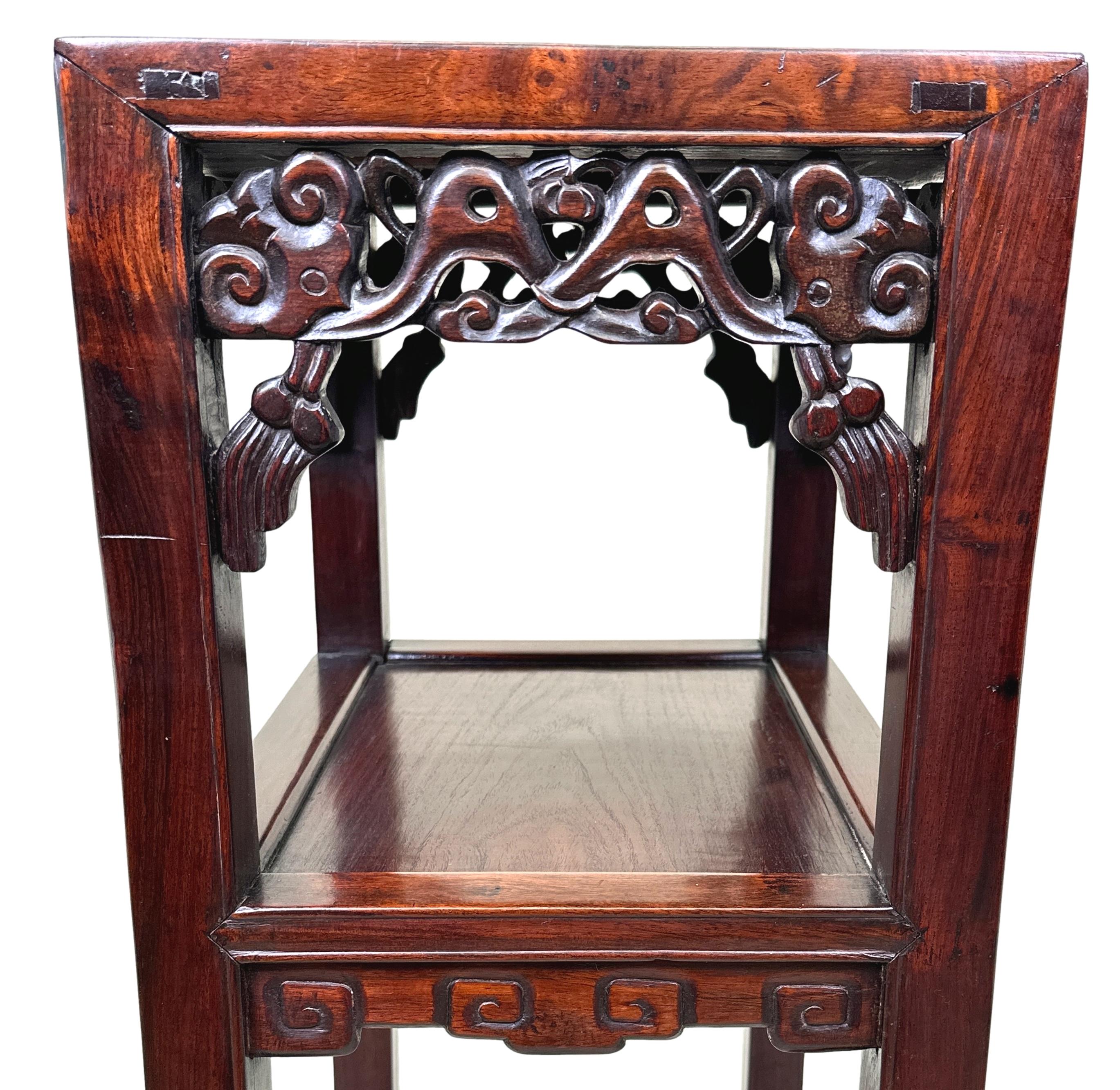 Table de lampe à deux niveaux en bois dur oriental Bon état - En vente à Bedfordshire, GB