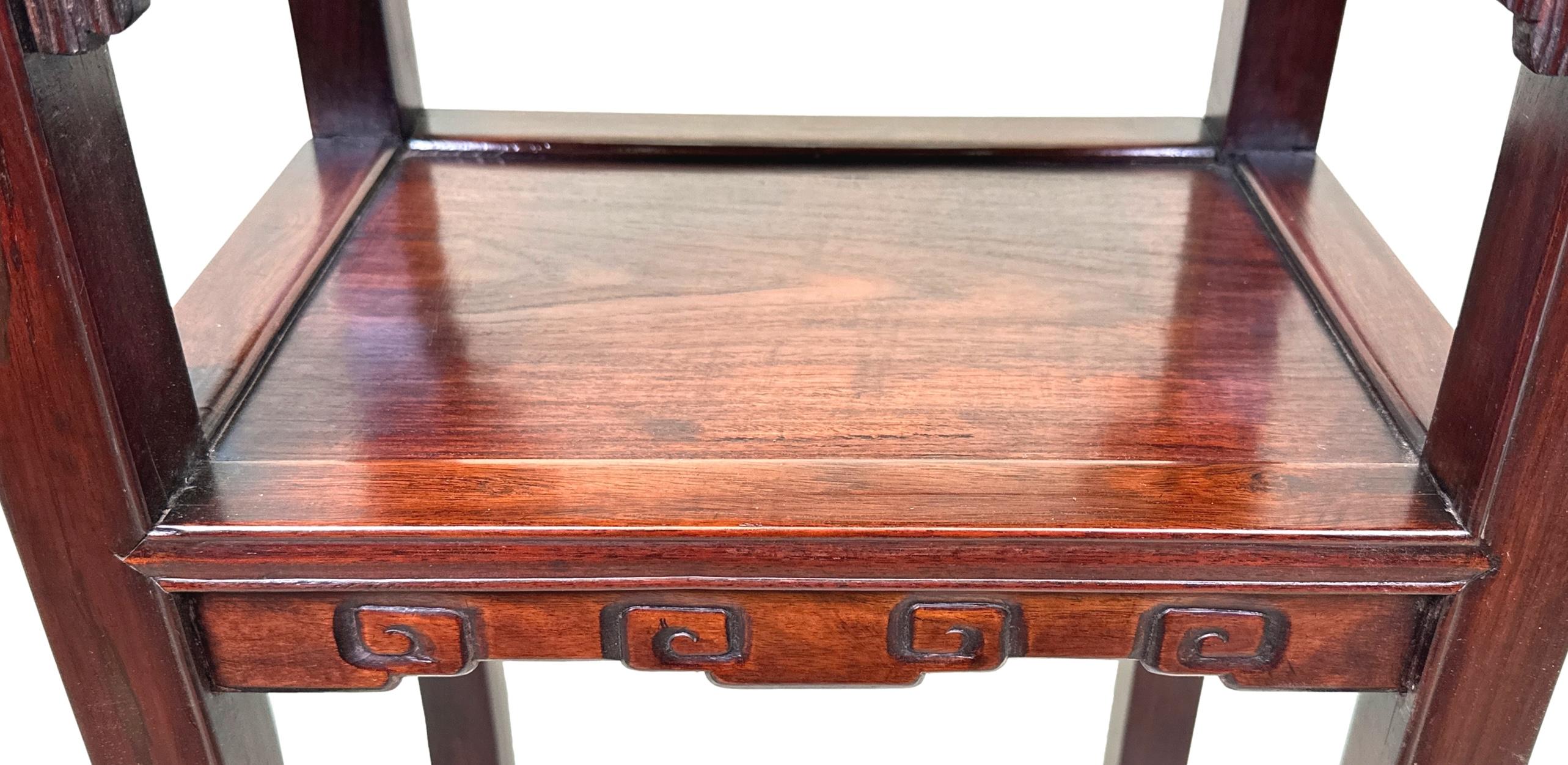 XIXe siècle Table de lampe à deux niveaux en bois dur oriental en vente