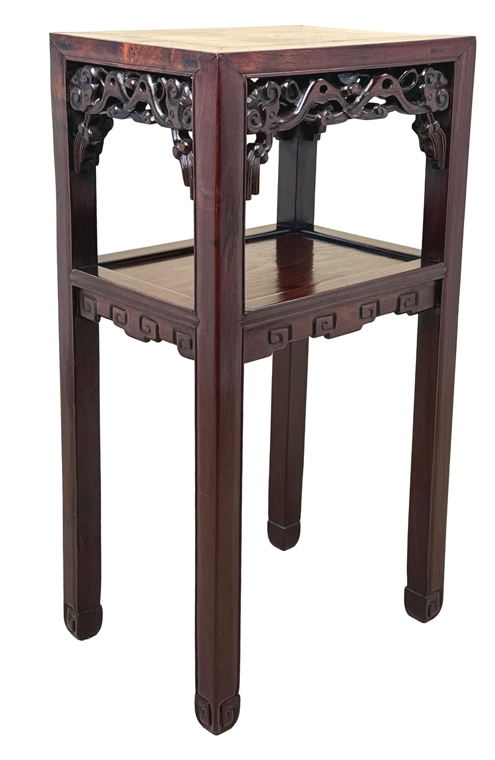 Bois de feuillus Table de lampe à deux niveaux en bois dur oriental en vente