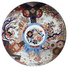 Grand plateau oriental japonais d'époque Meji à motifs Imari avec scènes à panneaux 