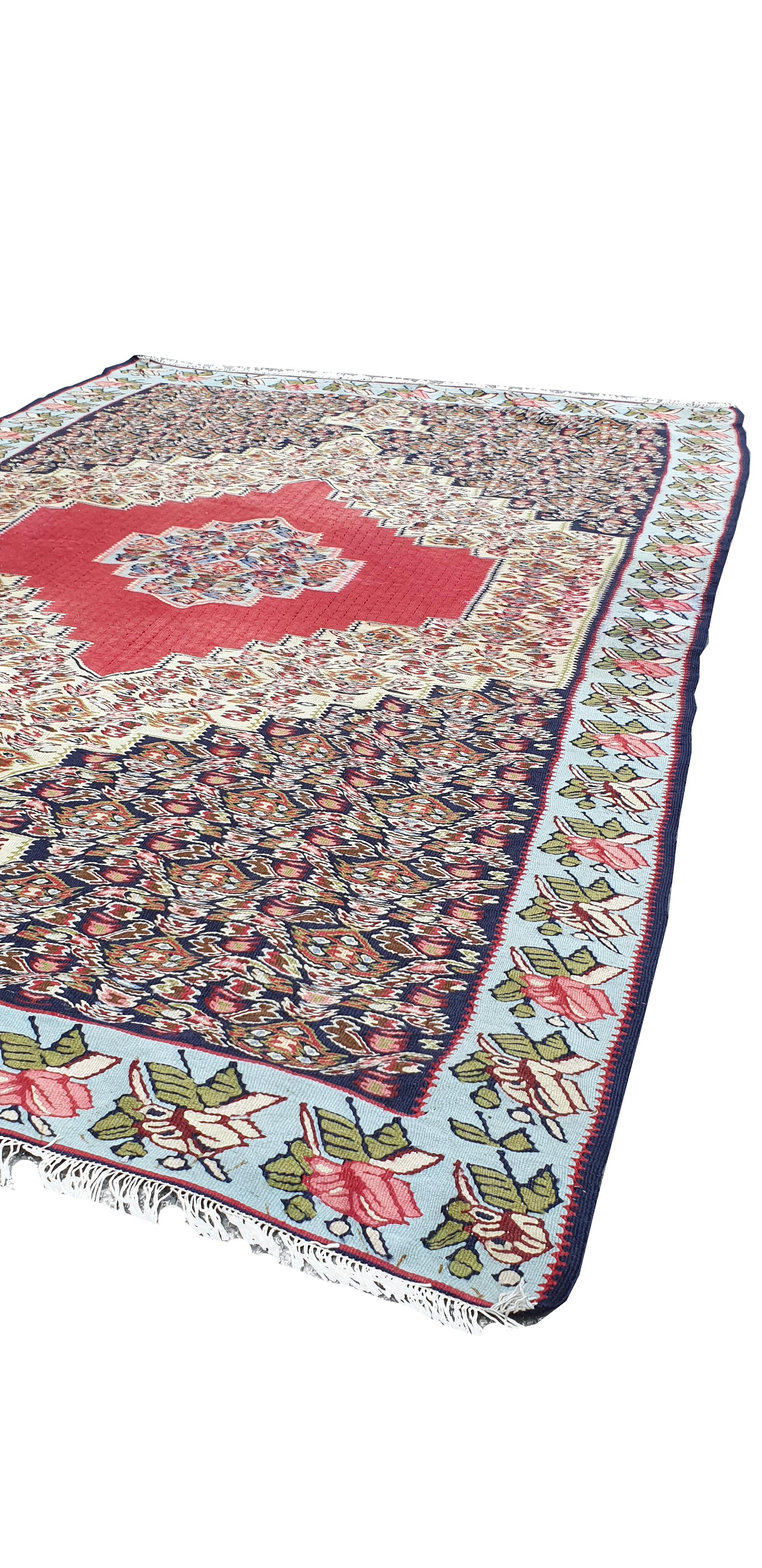 Handgeknüpfter Kelim aus dem Orient.
Hohe Qualität, schöne Grafiken und bemerkenswerte Finesse.
Perfekter Erhaltungszustand.
Preis verhandelbar und kostenlose Lieferung.

Maße: 240 cm x 152 cm.