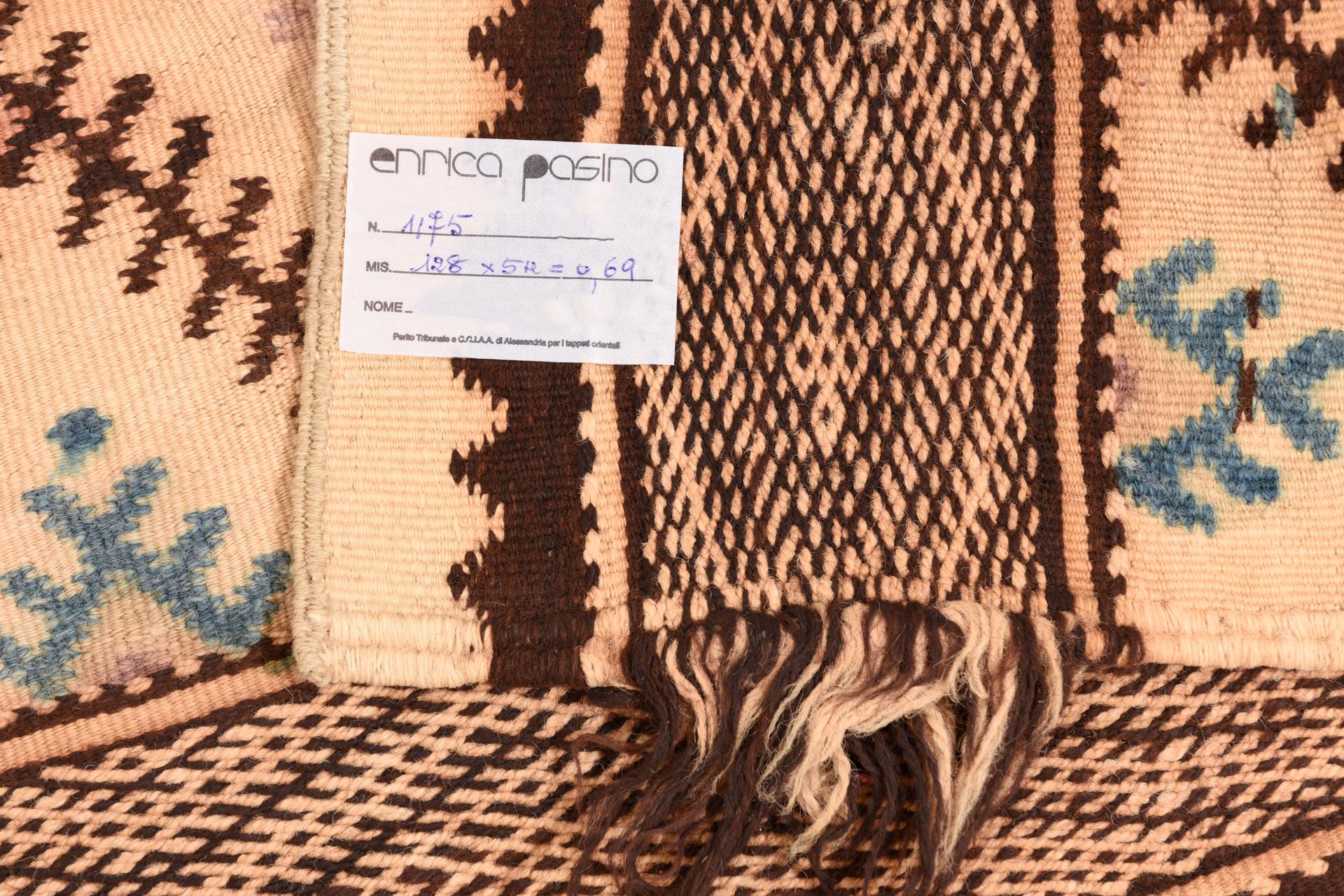 Piccolo tappeto nomade orientale di antica manifattura, in lana di colore naturale, con una semplice decorazione geometrica.
Appeso o appoggiato allo schienale di una poltrona o a un mobile.

rif. n. 1175.