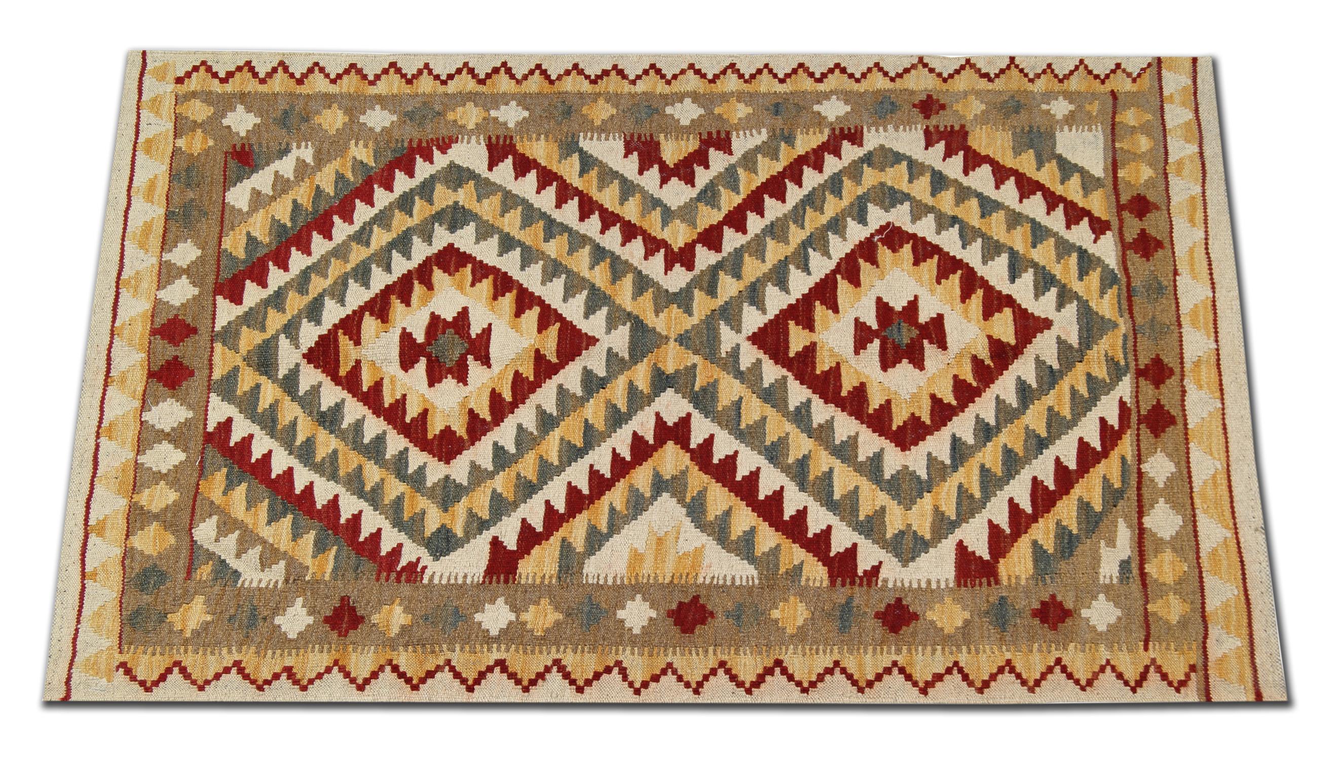Dieser feine Wollteppich ist ein handgewebter Vintage-Kilim, der in den 1990er Jahren in Afghanistan gewebt wurde. Das zentrale Design besteht aus einem einfachen, rustikalen Streifenmuster, das mit gelben, roten, grünen und beigen Akzentfarben
