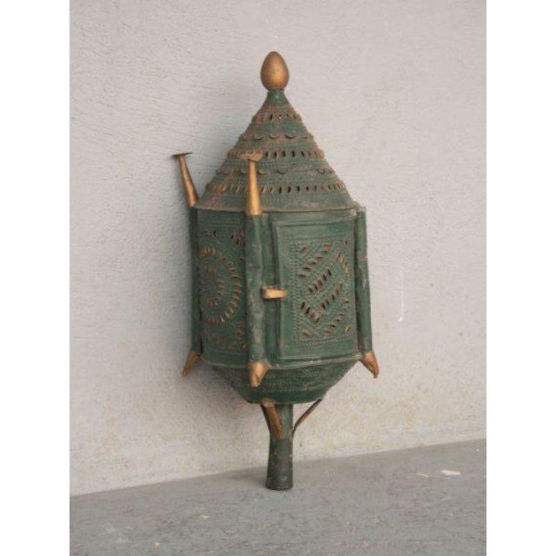 Oriental lantern or rather lacquered and gilded torch circa 1900. The wooden pick is not provided. Height 63 cm for a diameter of 24 cm.