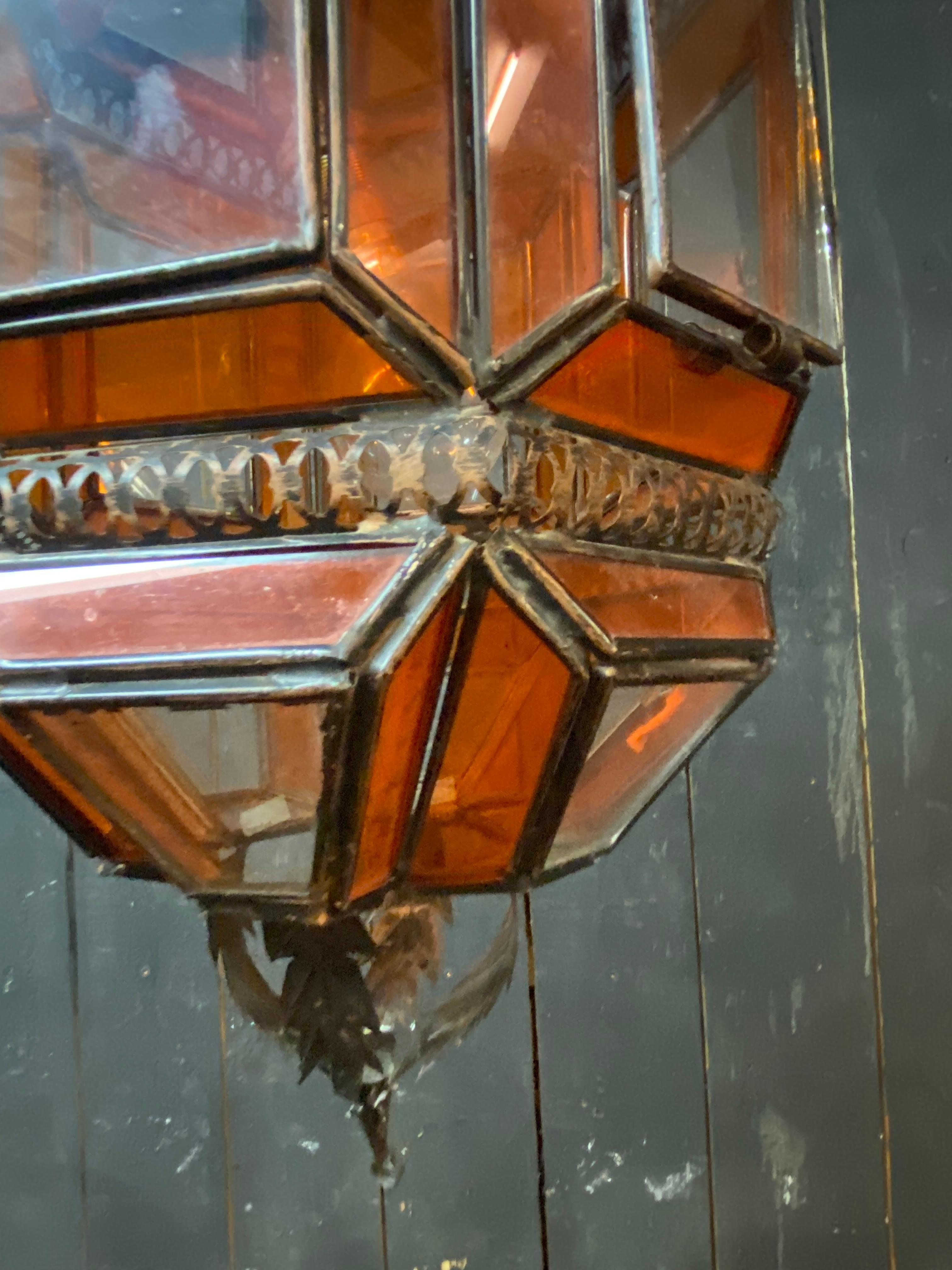 Lanterne orientale en cuivre et verre blanc et orange, vers 1970 en vente 3