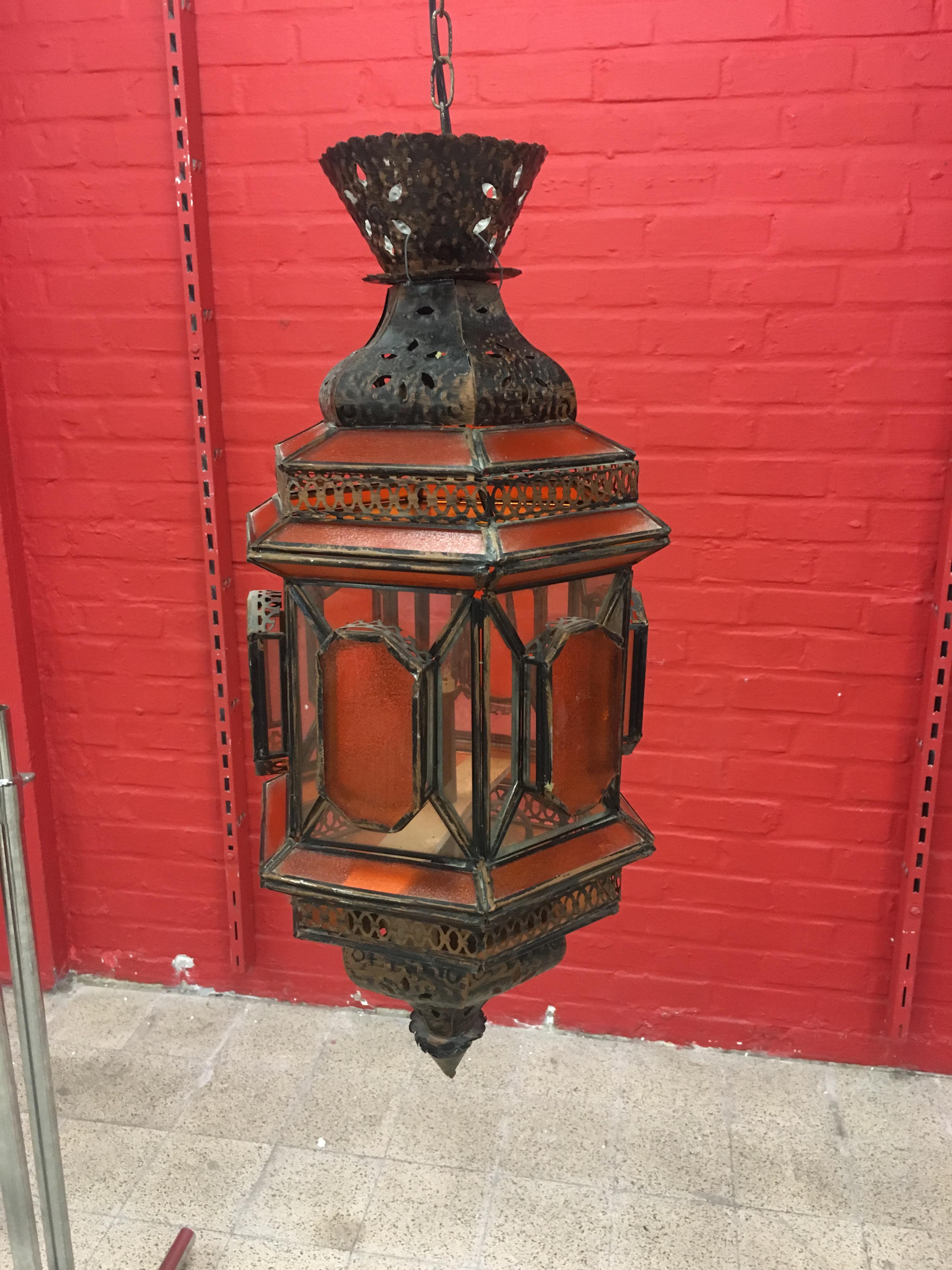 Oriental lantern in copper and white and orange glass, circa 1970
Measures: H 75 with chain.