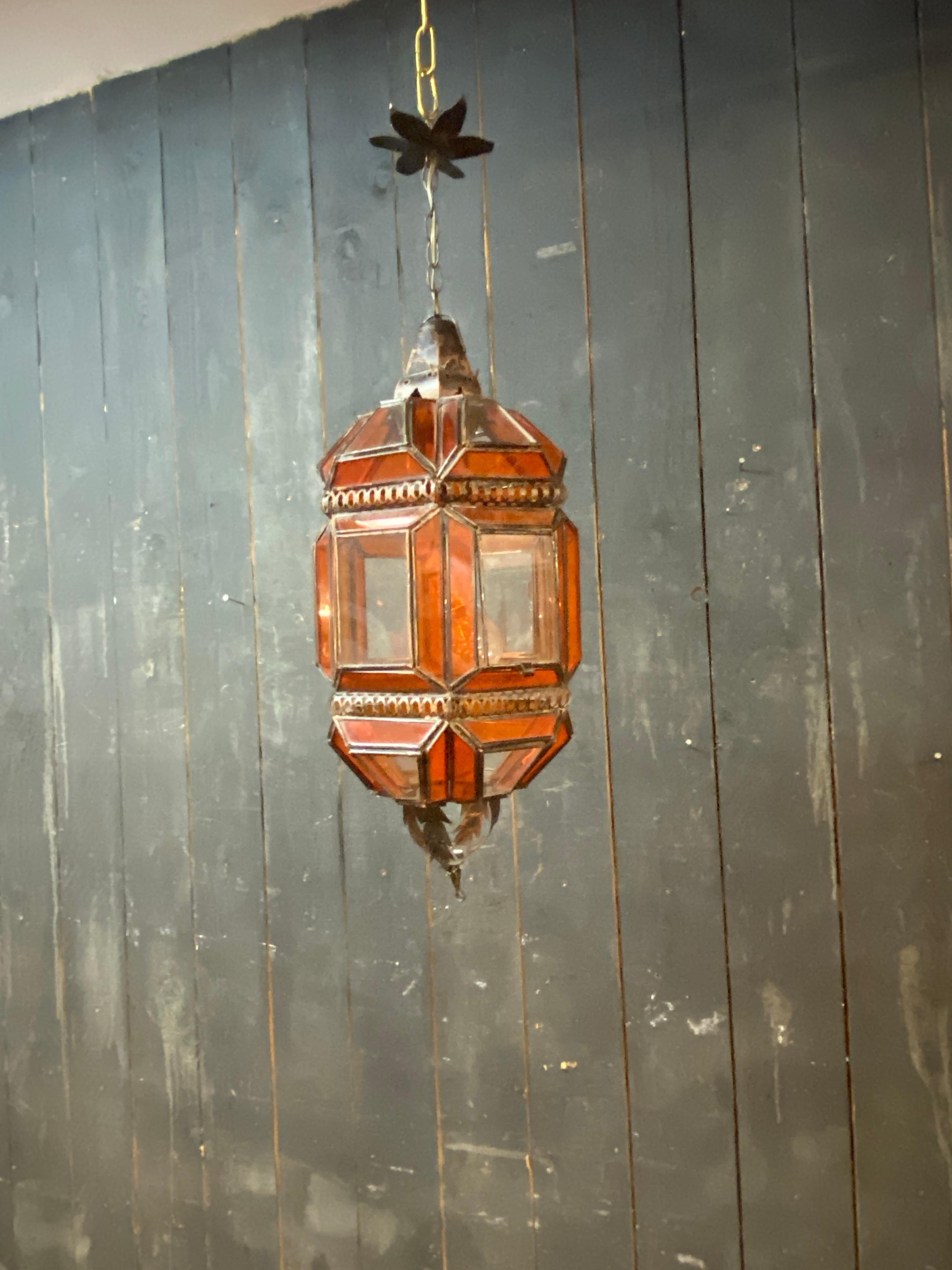 Lanterne orientale en cuivre et verre blanc et orange, vers 1970
Dimensions : H 63 cm avec chaîne.