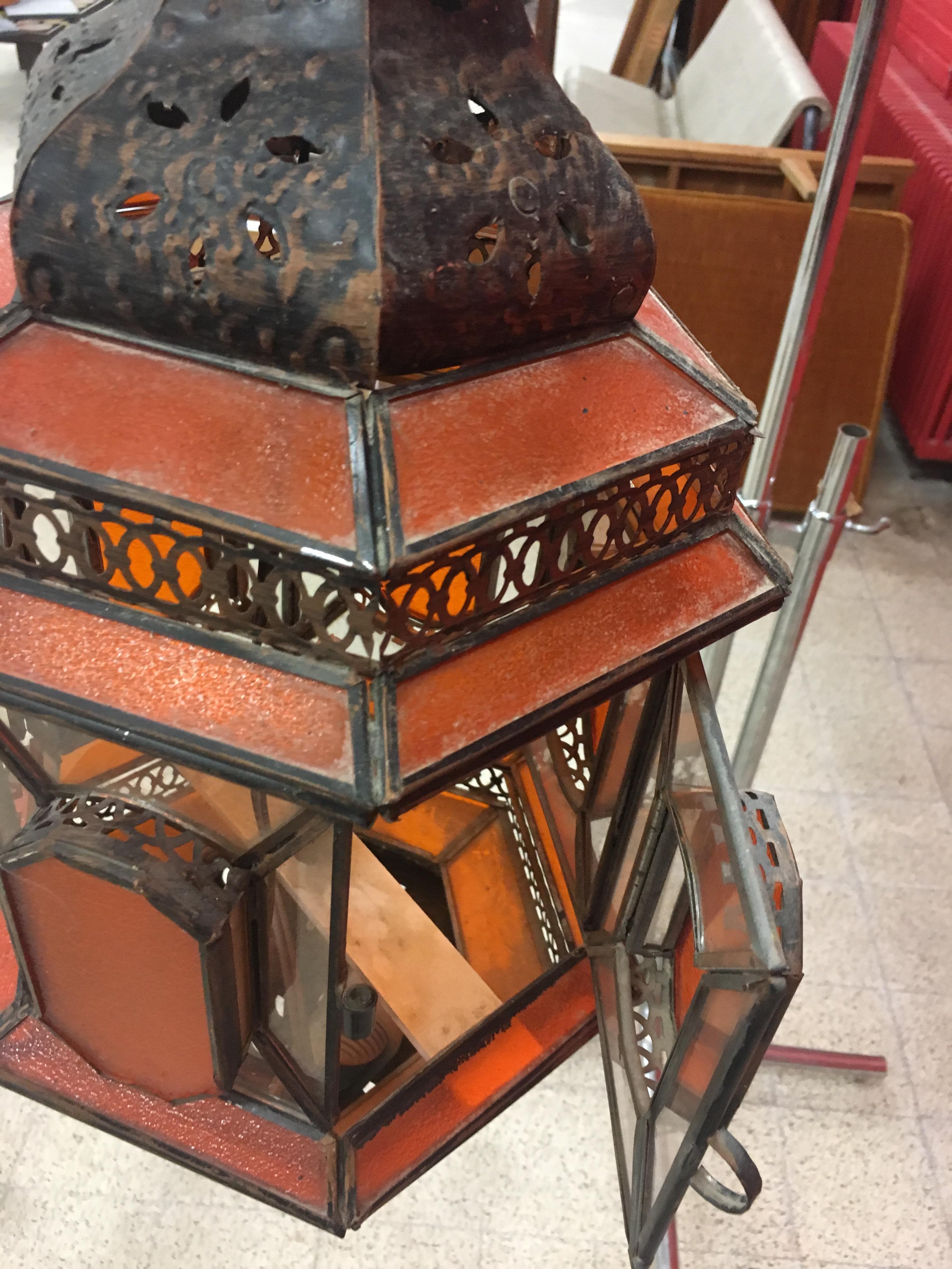 Islamique Lanterne orientale en cuivre et verre blanc et orange:: vers 1970 en vente