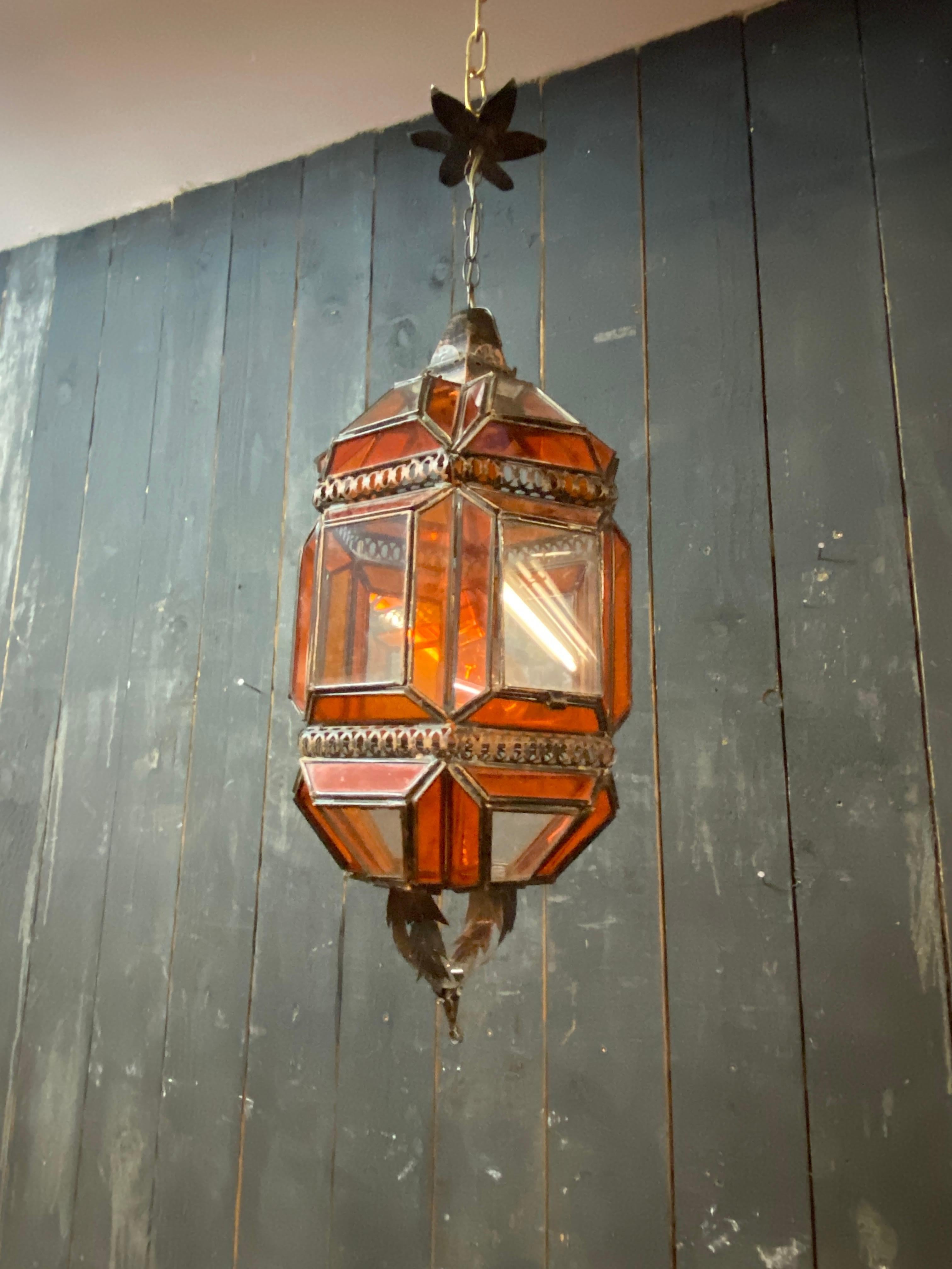 Islamique Lanterne orientale en cuivre et verre blanc et orange, vers 1970 en vente