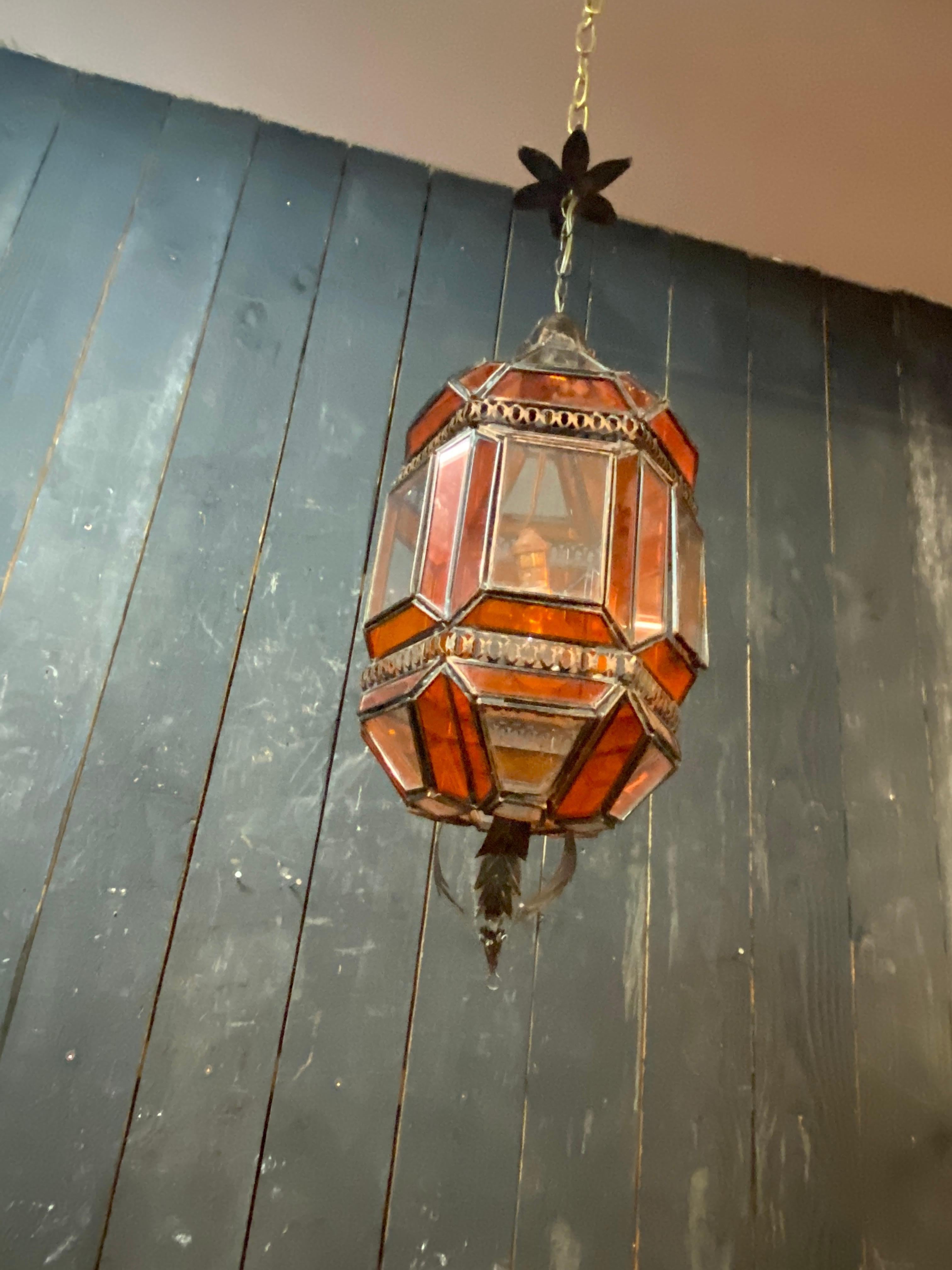 Maghreb Lanterne orientale en cuivre et verre blanc et orange, vers 1970 en vente
