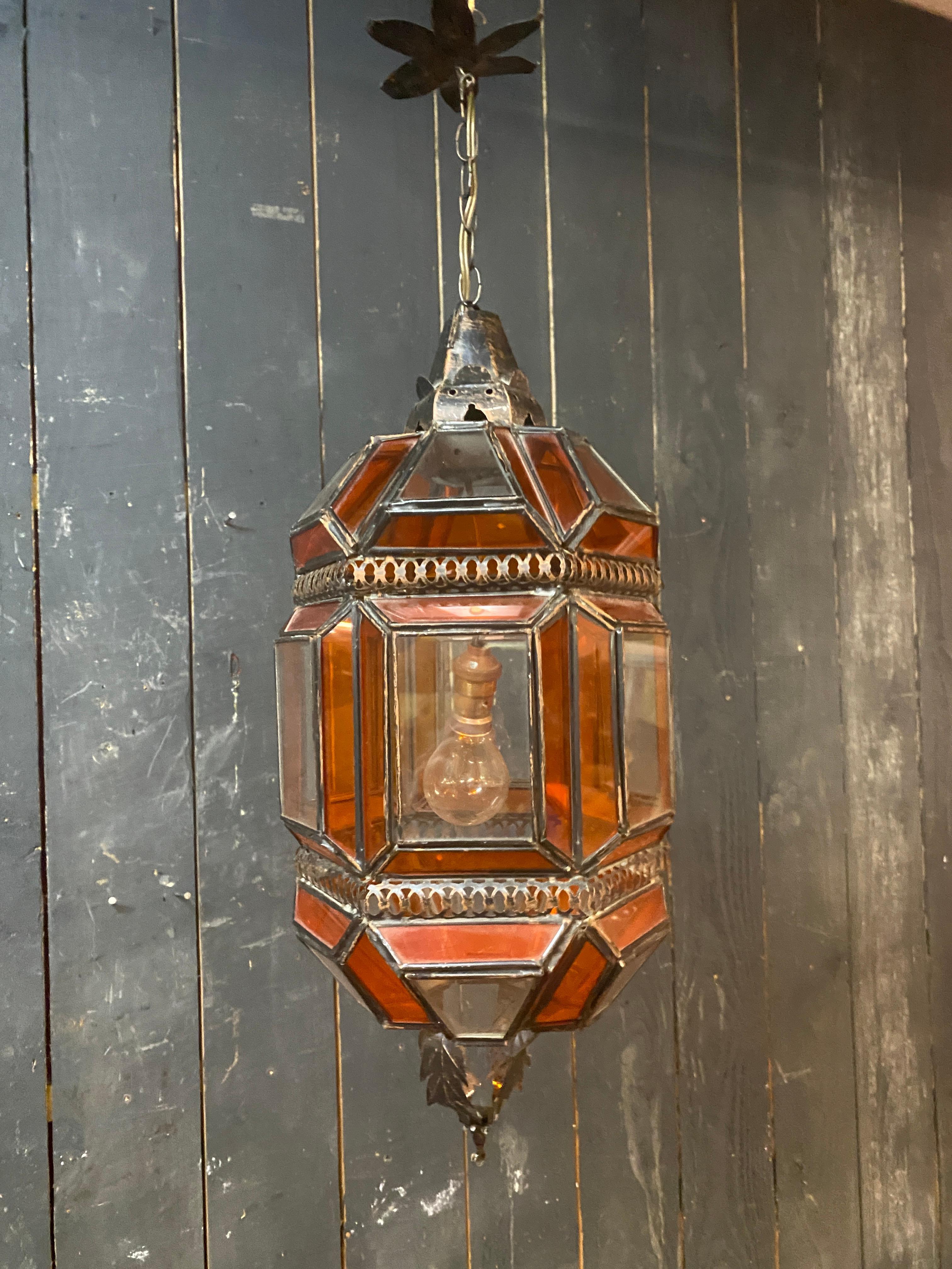 Lanterne orientale en cuivre et verre blanc et orange, vers 1970 Bon état - En vente à Saint-Ouen, FR