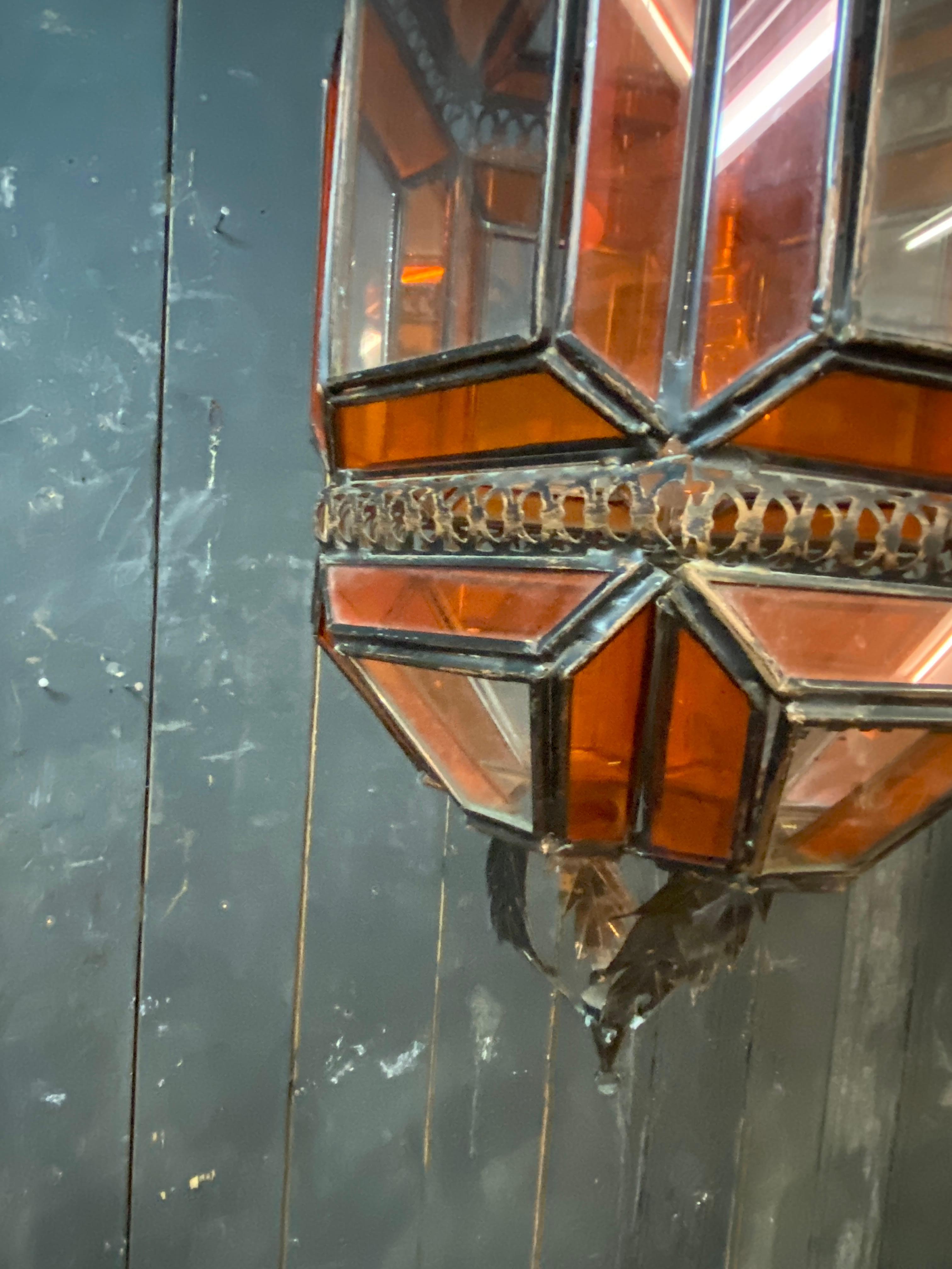 Lanterne orientale en cuivre et verre blanc et orange, vers 1970 en vente 2