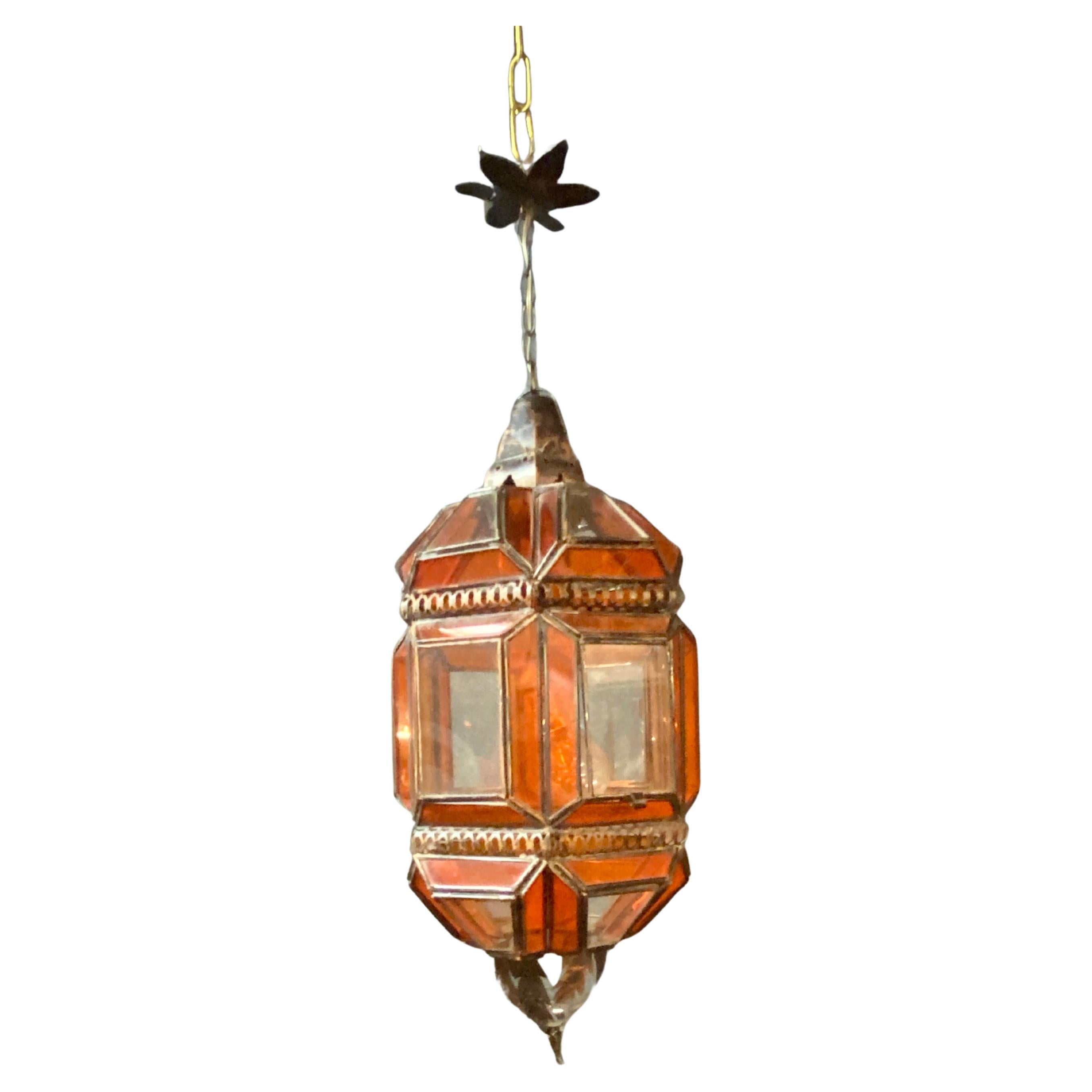 Farol oriental de cobre y cristal blanco y naranja, hacia 1970