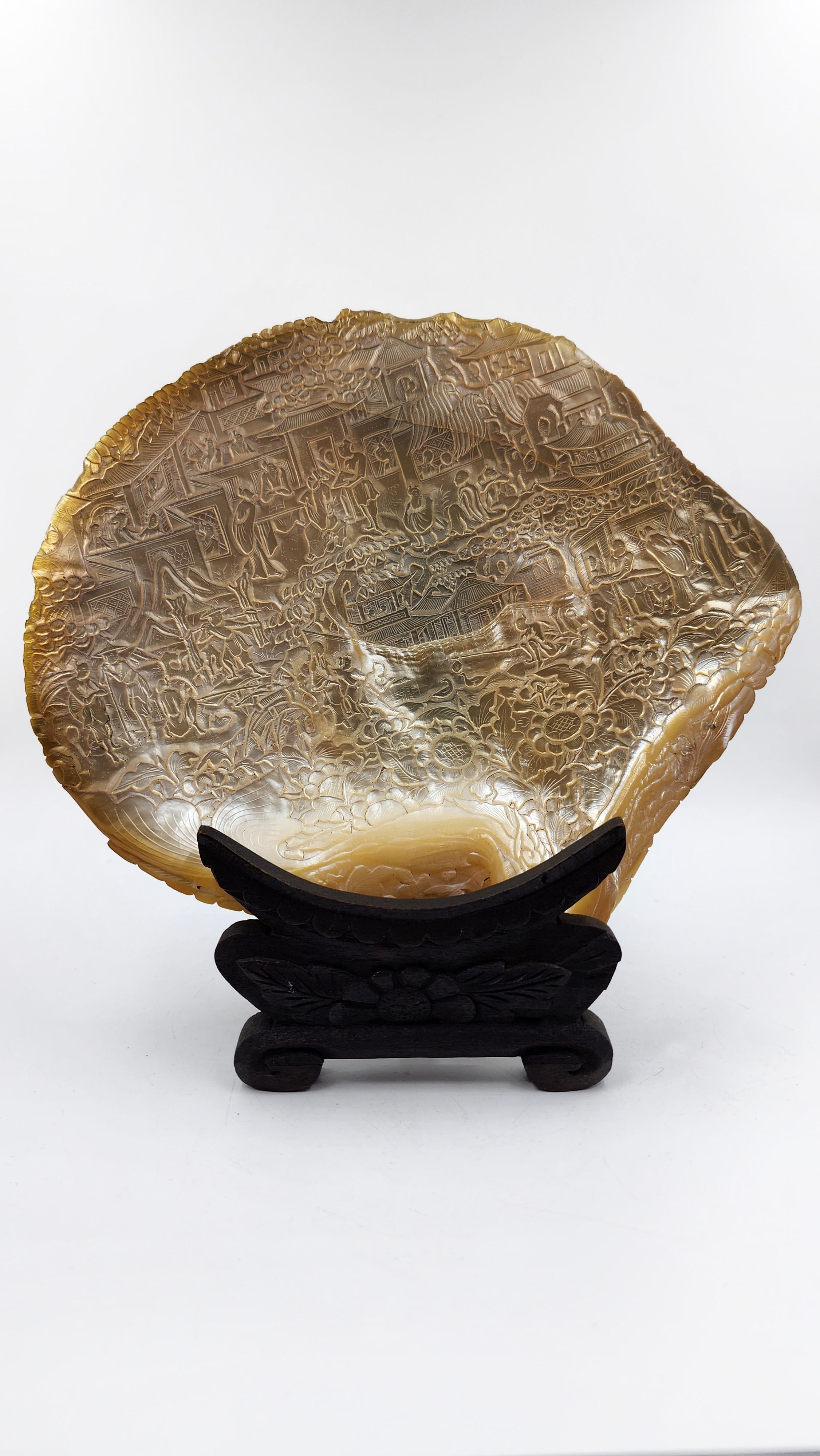 Coquillage oriental sculpté en bas-relief Bon état - En vente à Autonomous City Buenos Aires, CABA