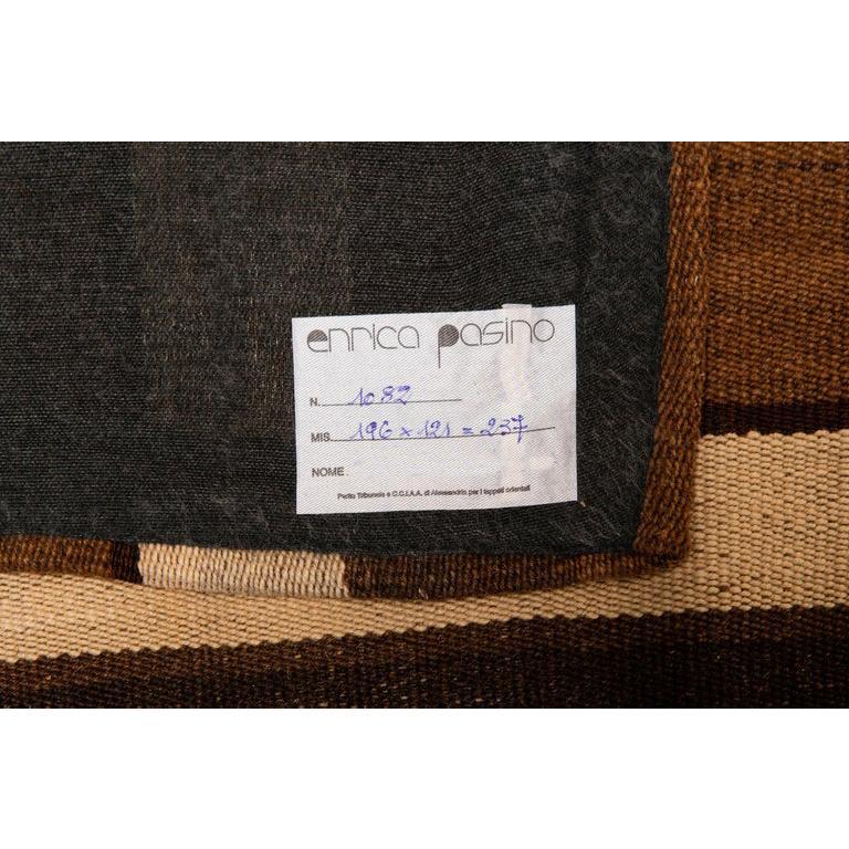 Simple dans sa conception mais avec du caractère ce kilim d'origine nomade, avec des rayures dans différentes nuances de brun. Il est doublé pour lui donner plus de texture au sol.

réf. n° 1082.