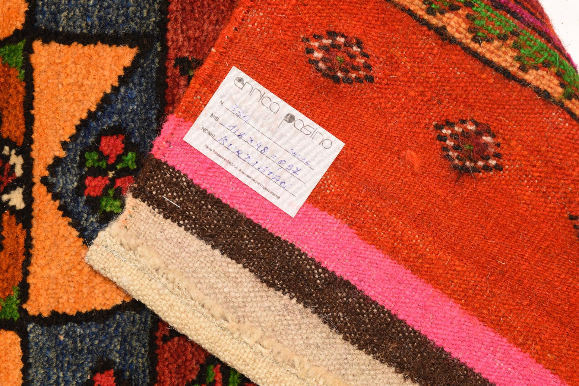 Kilim oriental (que era una alforja) de los nómadas del Kurdistán, con colores vivos: perfecto para hacer un cómodo cojín largo o para utilizarlo como alfombra.

ref. nº 334.