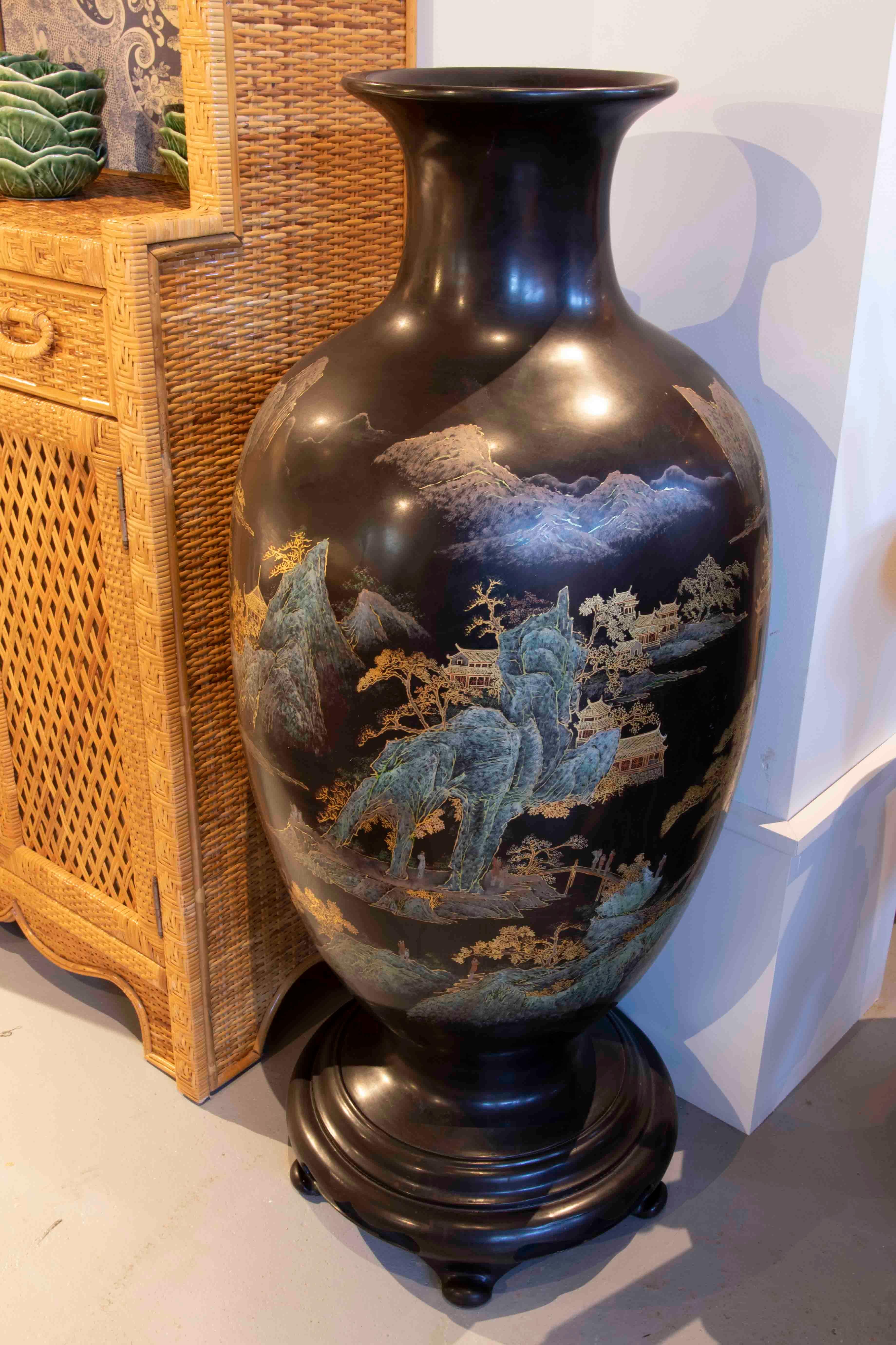  Oriental Pair of Hand-Painted Lacquer Vases with Wooden Base In Good Condition For Sale In Marbella, ES