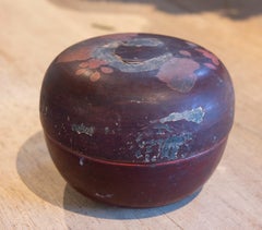 Boîte décorative orientale en papier mâché peinte à l'extérieur et laquée à l'intérieur