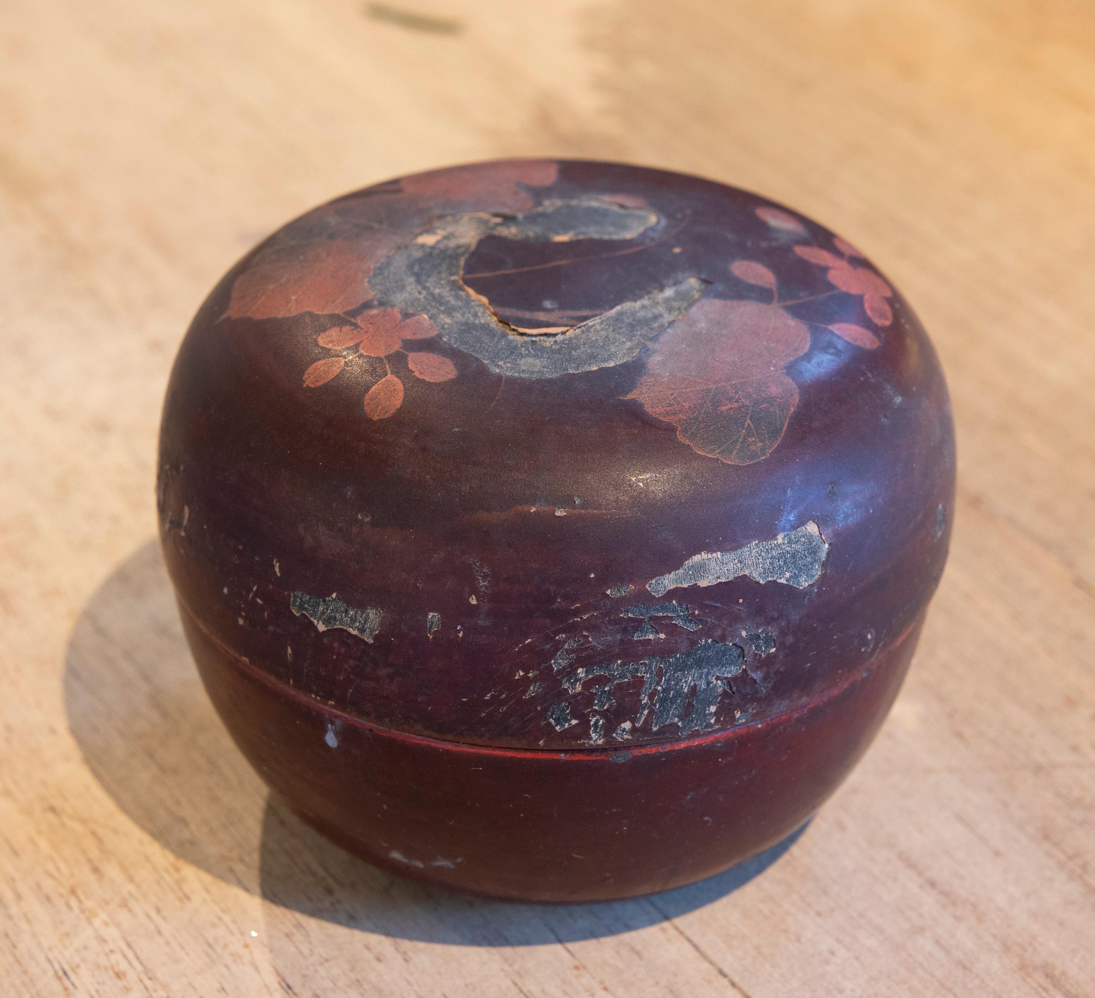 Oriental Papier-Mâché Decorative Box Painted on the Outside and Lacquered Inside In Good Condition For Sale In Marbella, ES