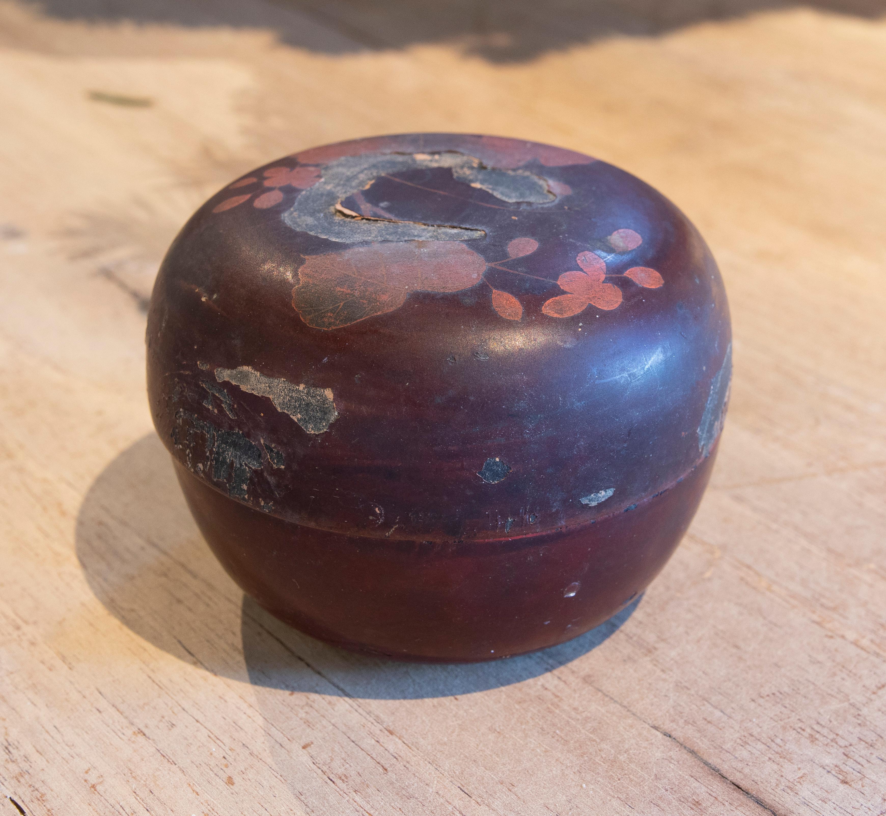 20th Century Oriental Papier-Mâché Decorative Box Painted on the Outside and Lacquered Inside For Sale