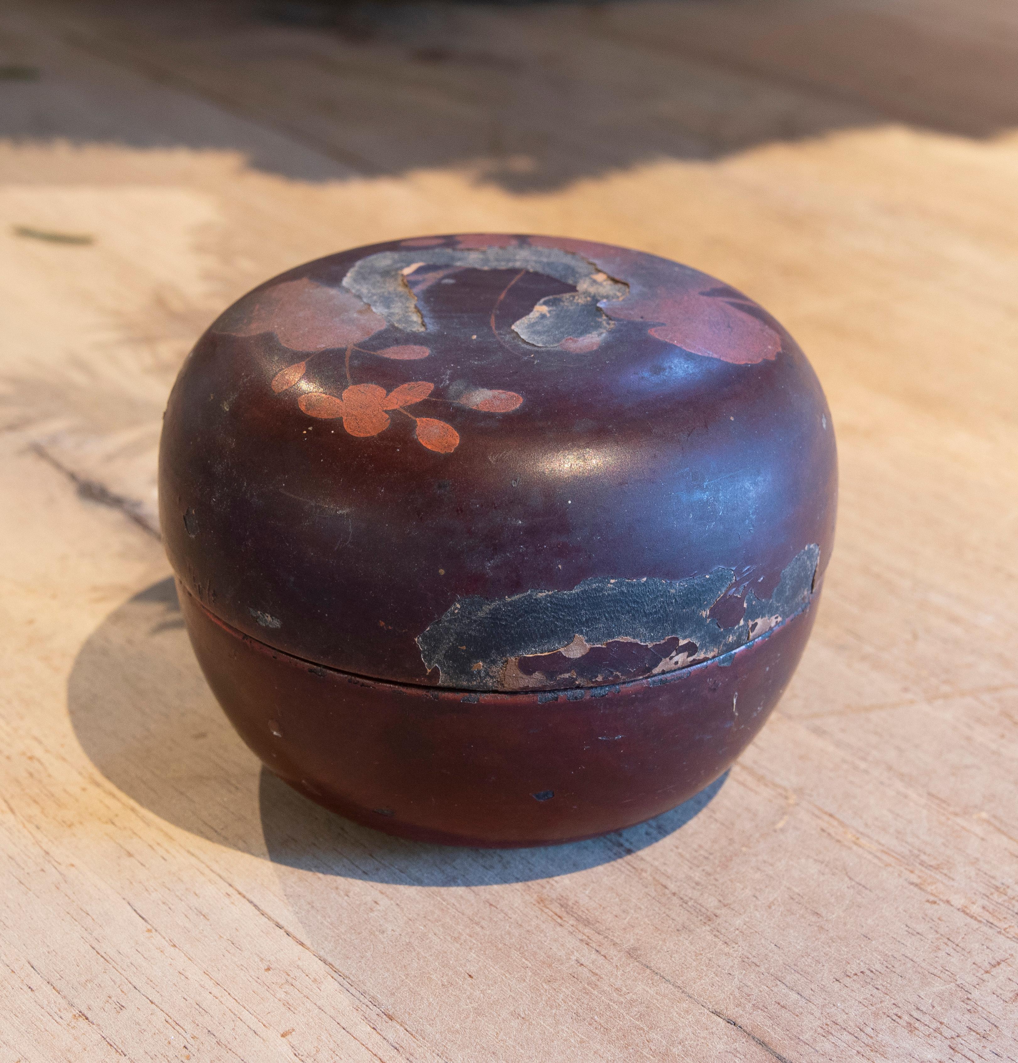 Oriental Papier-Mâché Decorative Box Painted on the Outside and Lacquered Inside For Sale 1