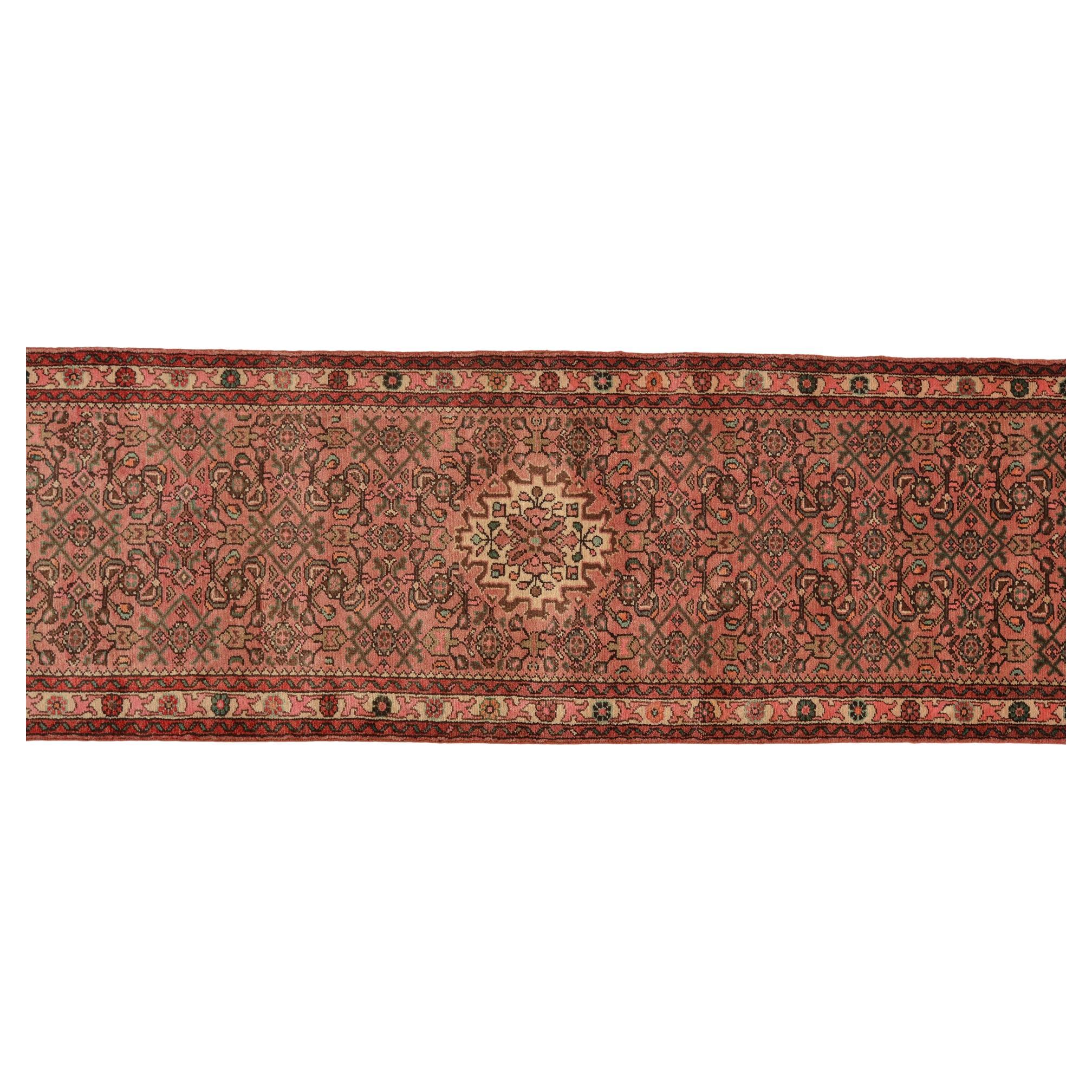 nr. 438 - Sturdy rug with geometric design in a soft pastel pink and ivory.
The minute geometric design covers the entire field. 
Good price for closing activities.