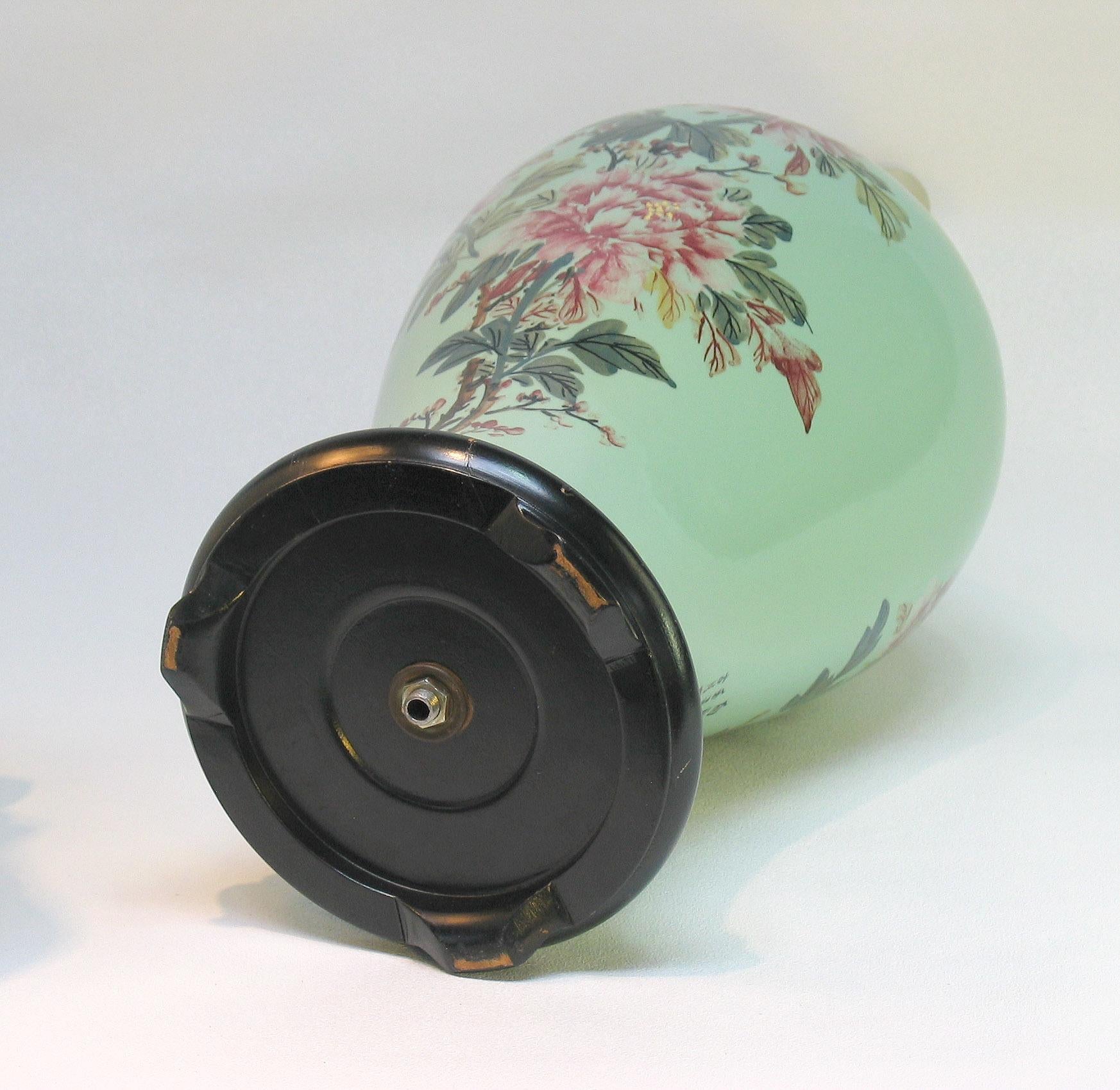 Fait main Vase en porcelaine orientale peinte et émaillée céladon monté comme une lampe 20ème siècle en vente