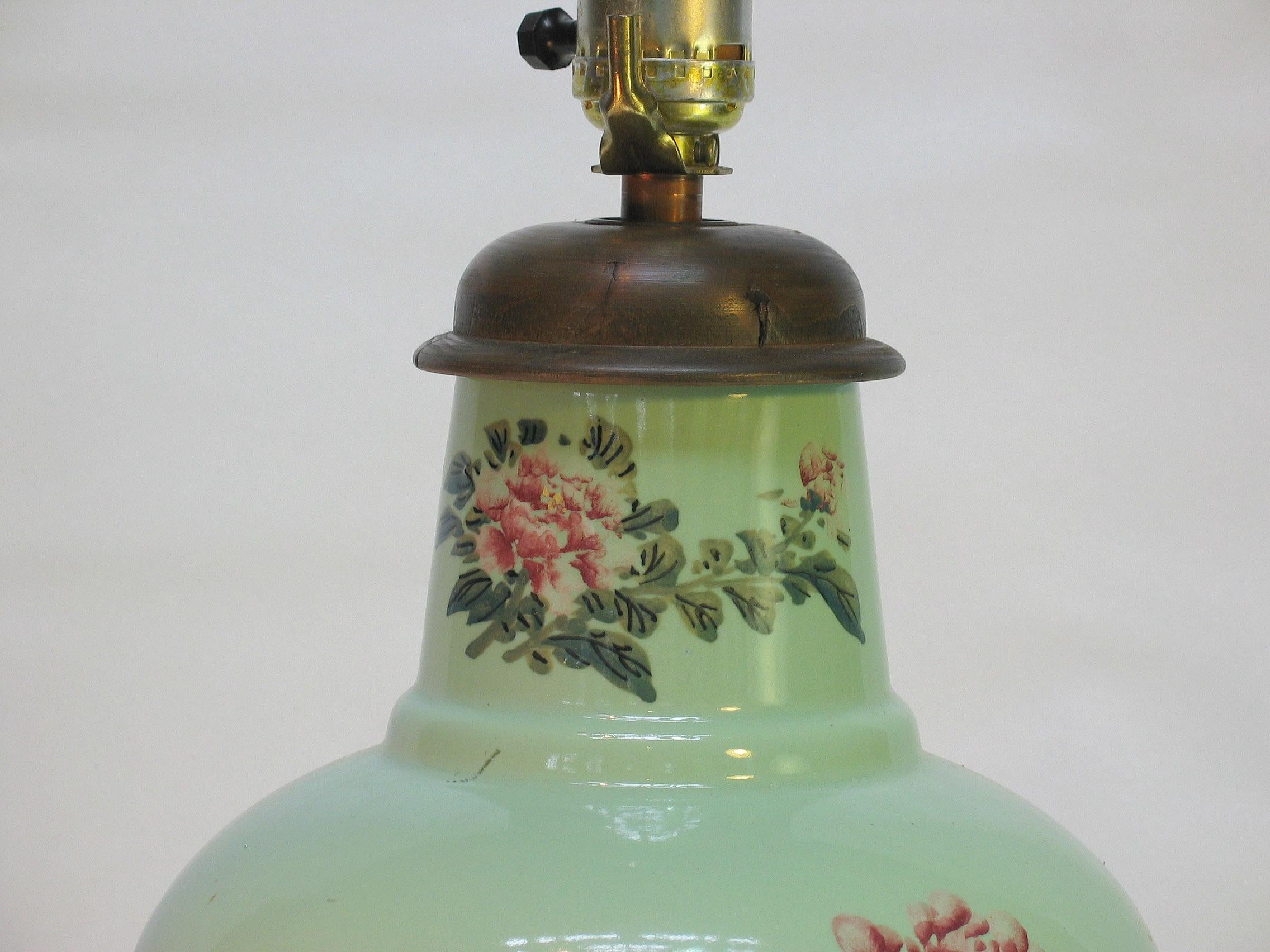 20ième siècle Vase en porcelaine orientale peinte et émaillée céladon monté comme une lampe 20ème siècle en vente