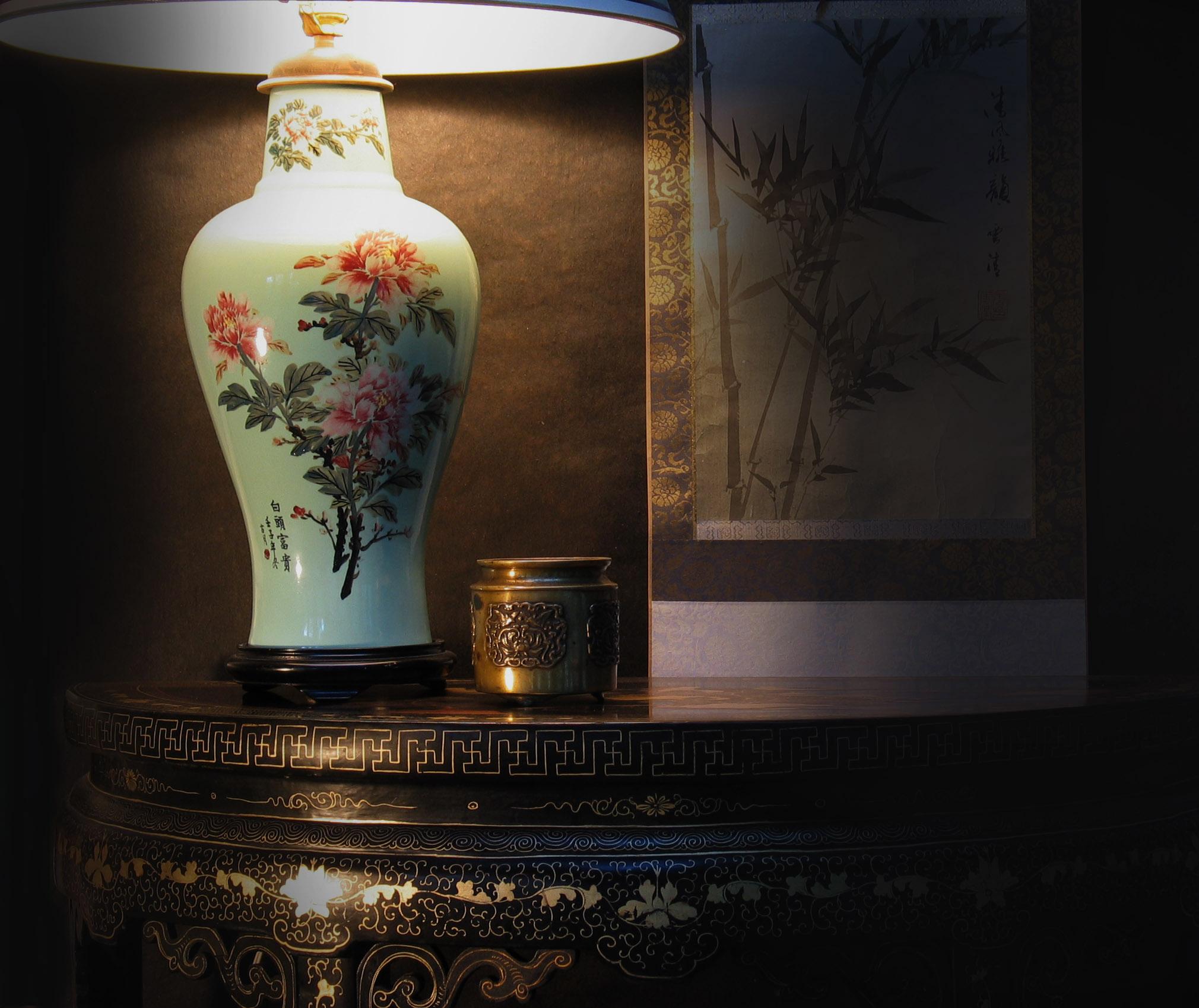 Céladon Vase en porcelaine orientale peinte et émaillée céladon monté comme une lampe 20ème siècle en vente