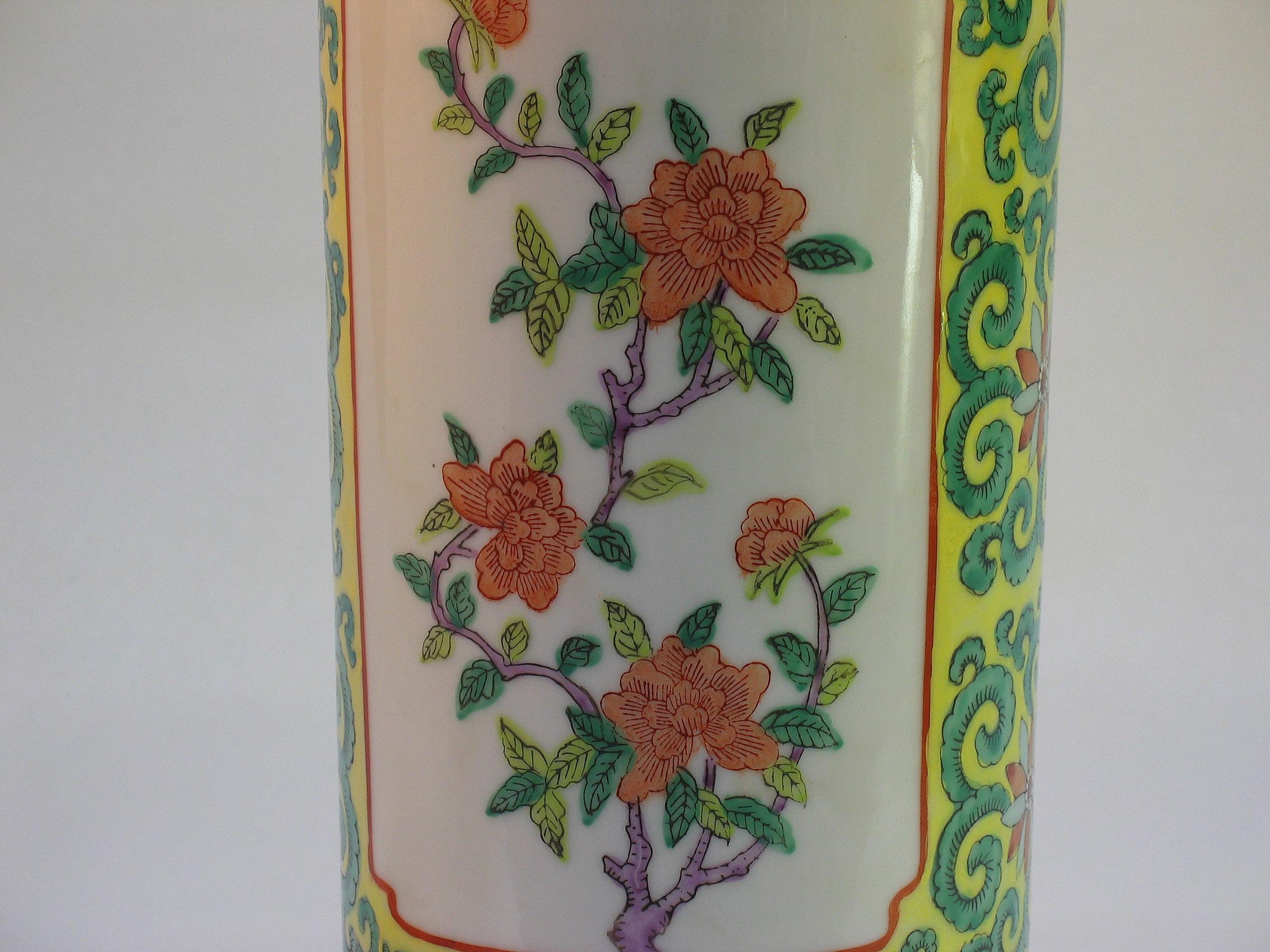 Jarrón cilíndrico de porcelana oriental Famille Vert montado como lámpara, Siglo XX en Bueno estado para la venta en Ottawa, Ontario