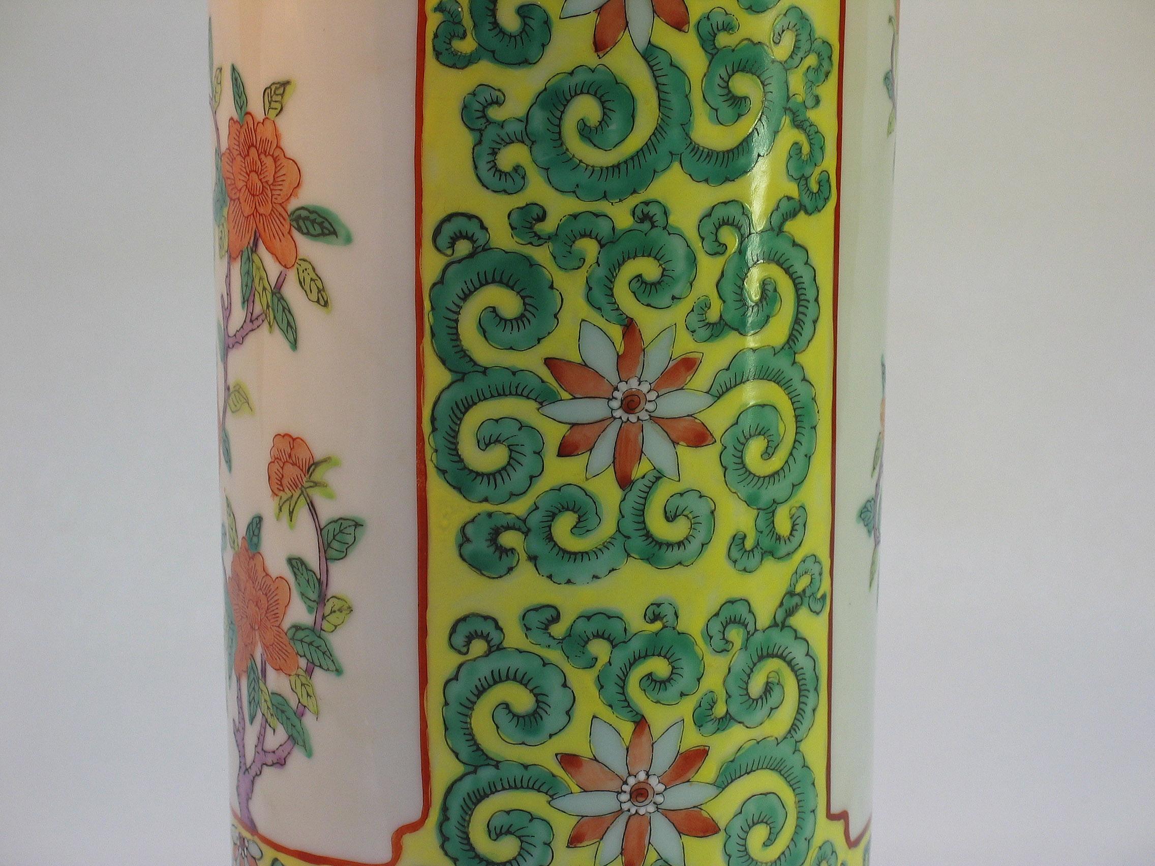 20ième siècle Vase cylindrique en porcelaine orientale Famille Vert monté en lampe, 20ème siècle en vente