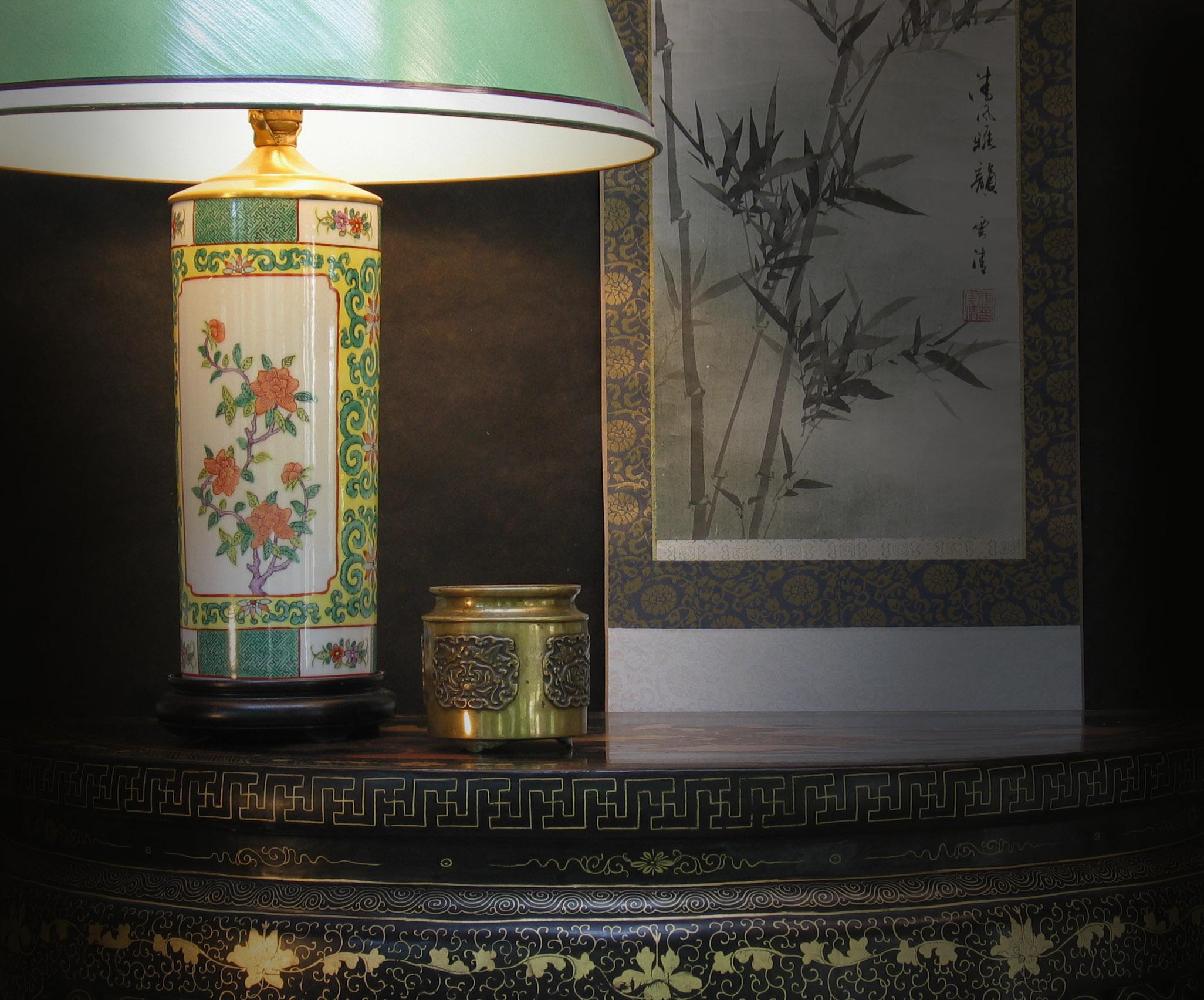 Jarrón cilíndrico de porcelana oriental Famille Vert montado como lámpara, Siglo XX en venta 2