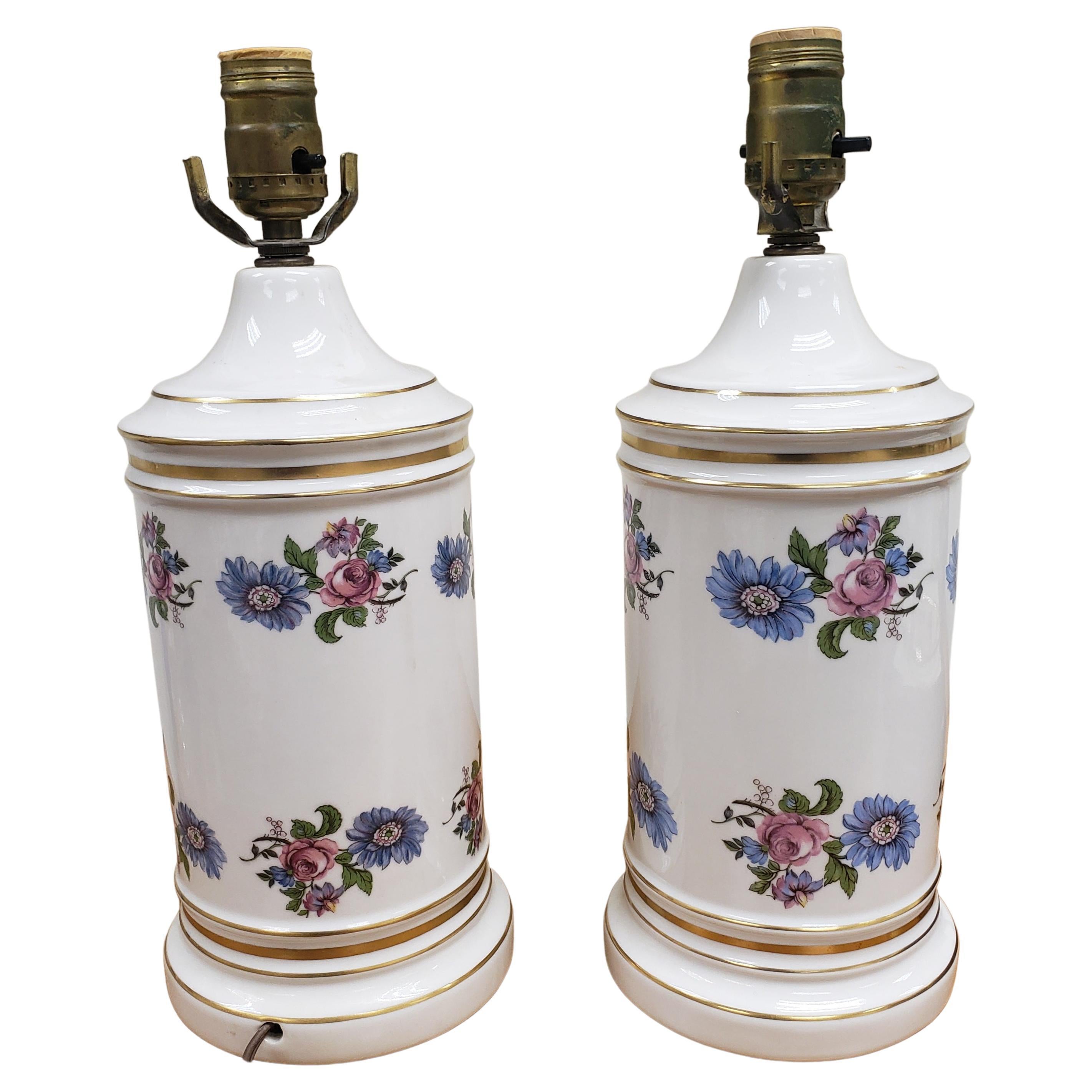 Oriental porcelain gold trim and flower painted ginger jar table lamps, a Pair.
Very good vintage condition. 
Measure 5.75