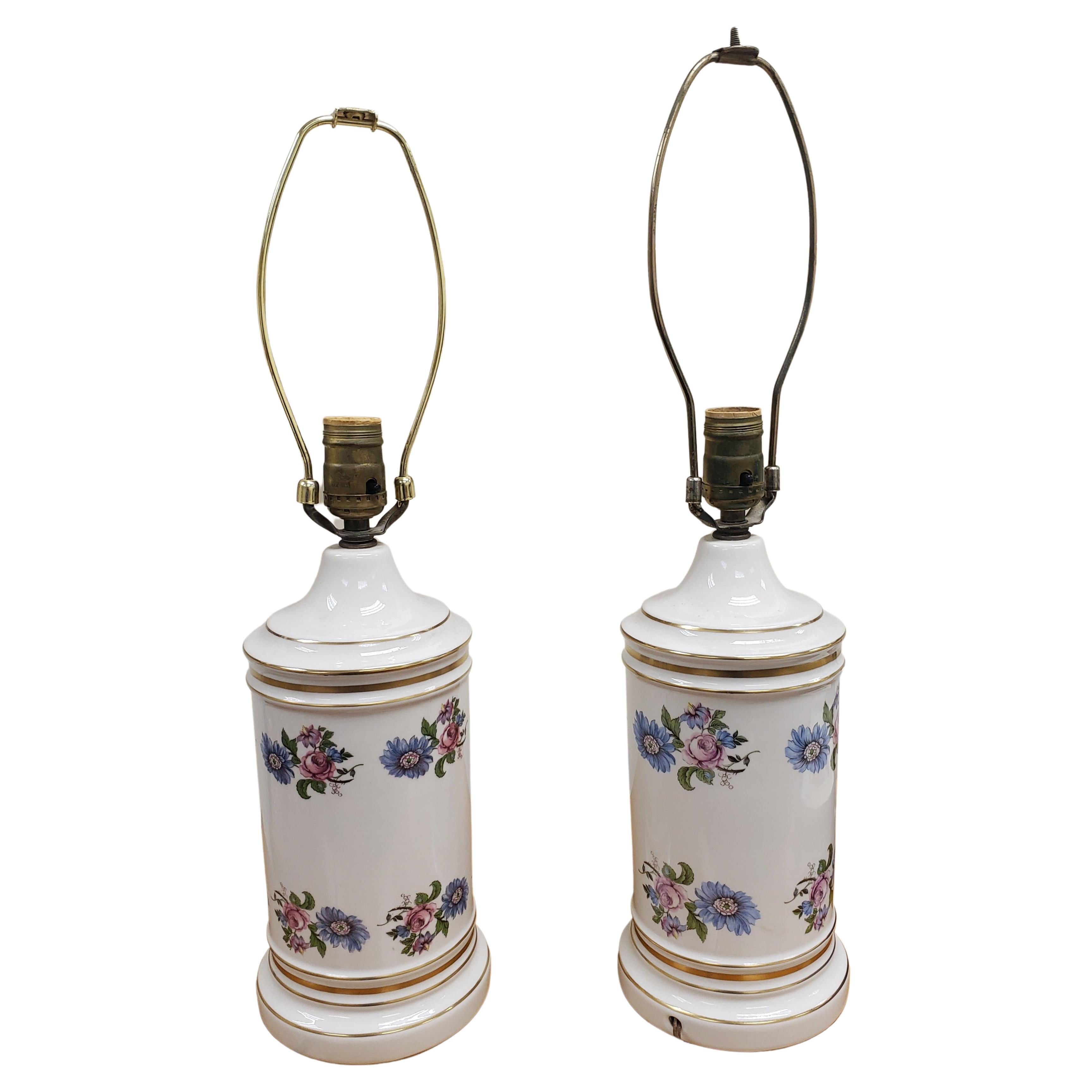 Autre Paire de lampes de bureau orientales en porcelaine à bordure dorée et fleur en forme de jarre à gingembre en vente