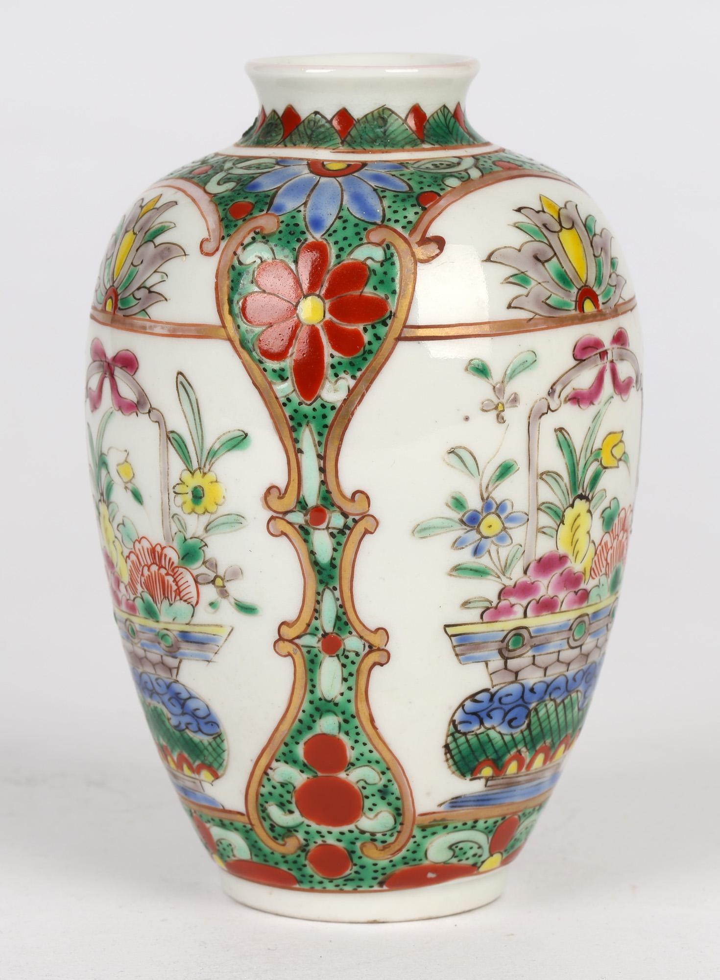 Orientalisch, Möglicherweise Samson Fein, von Hand verzierte Porzellanvase im Angebot 3